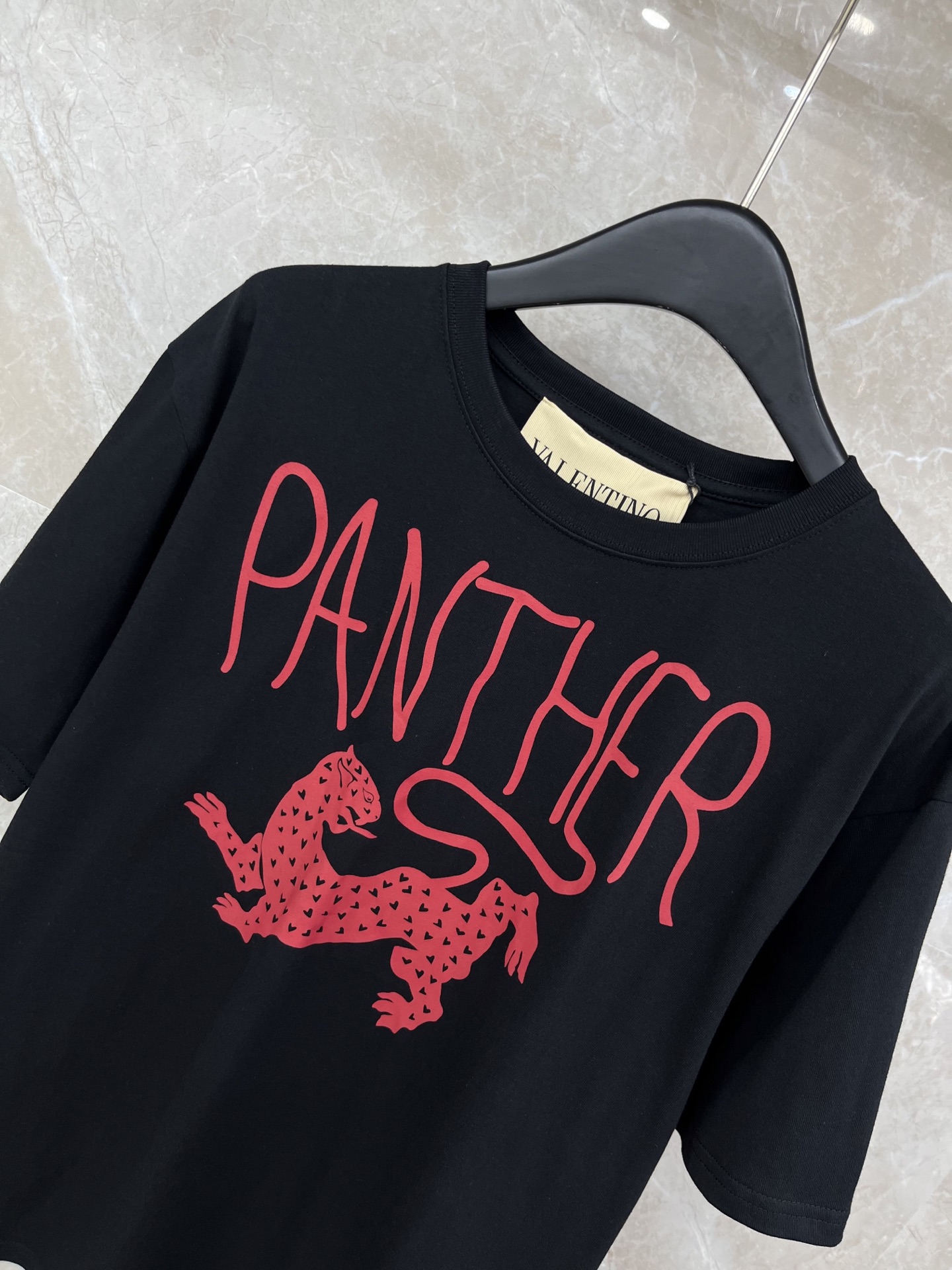 🛒𝐍𝐄𝐖 · 𝟐𝟎𝟐6/爆款现货原单品质 Valenti*｜精致印花短袖T恤高订面料 亲肤透气舒适标志性