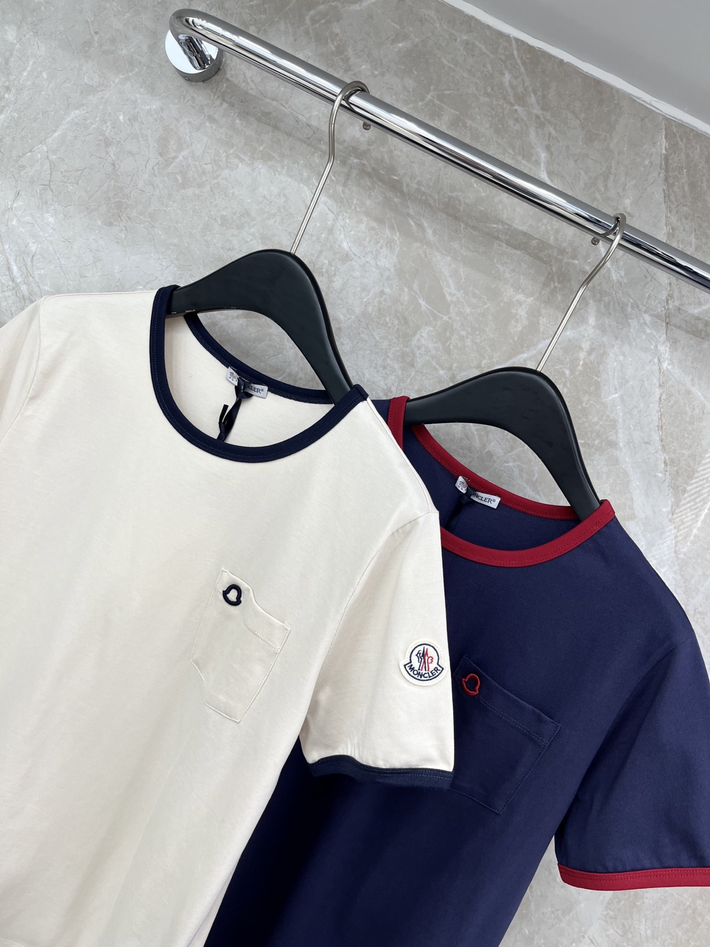 🛒𝐍𝐄𝐖 · 𝟐𝟎𝟐6/爆款现货原单品质 Mon*｜精致口袋刺绣短袖T恤高订面料 亲肤透气舒适标志性字母