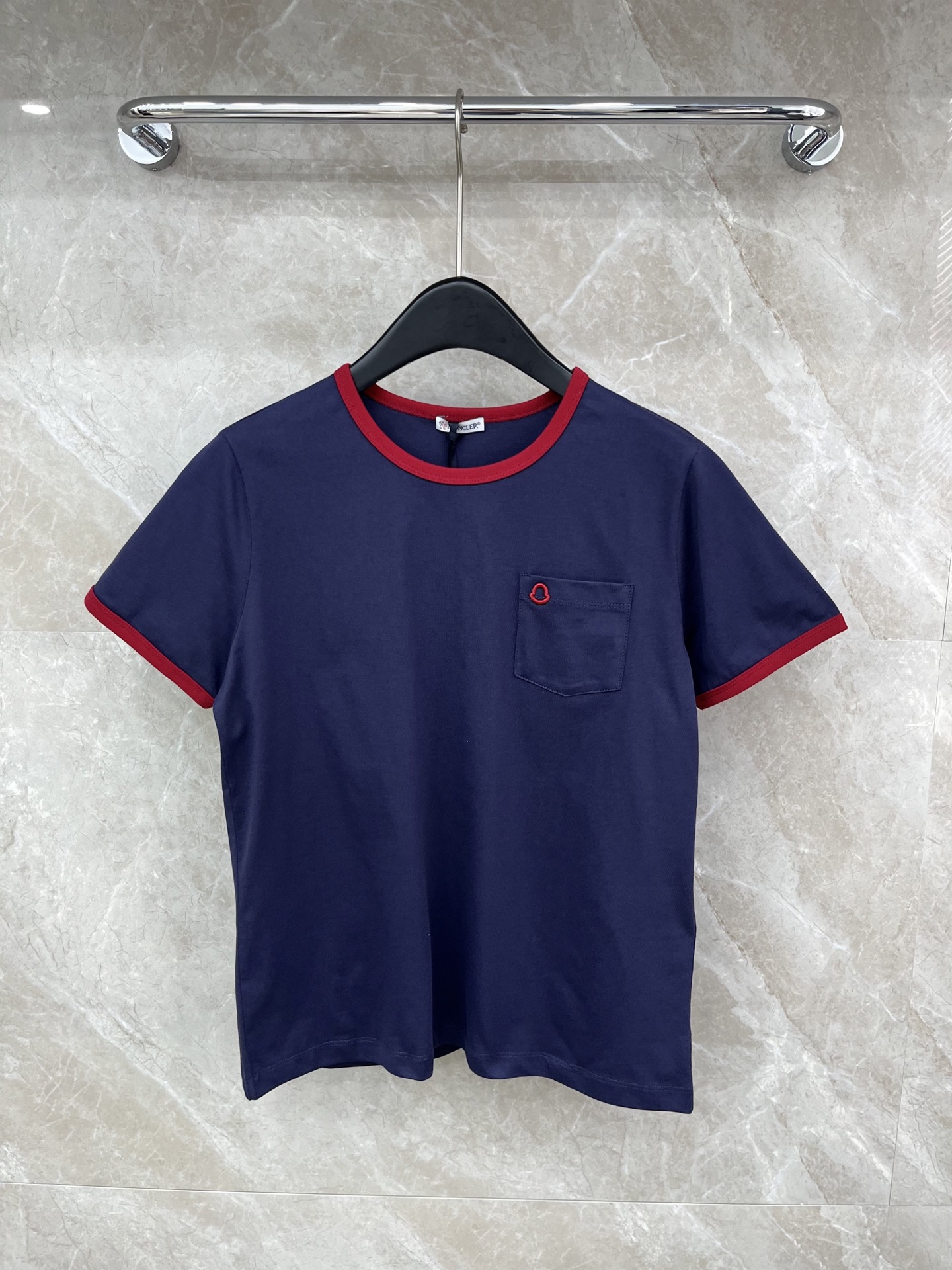 🛒𝐍𝐄𝐖 · 𝟐𝟎𝟐6/爆款现货原单品质 Mon*｜精致口袋刺绣短袖T恤高订面料 亲肤透气舒适标志性字母