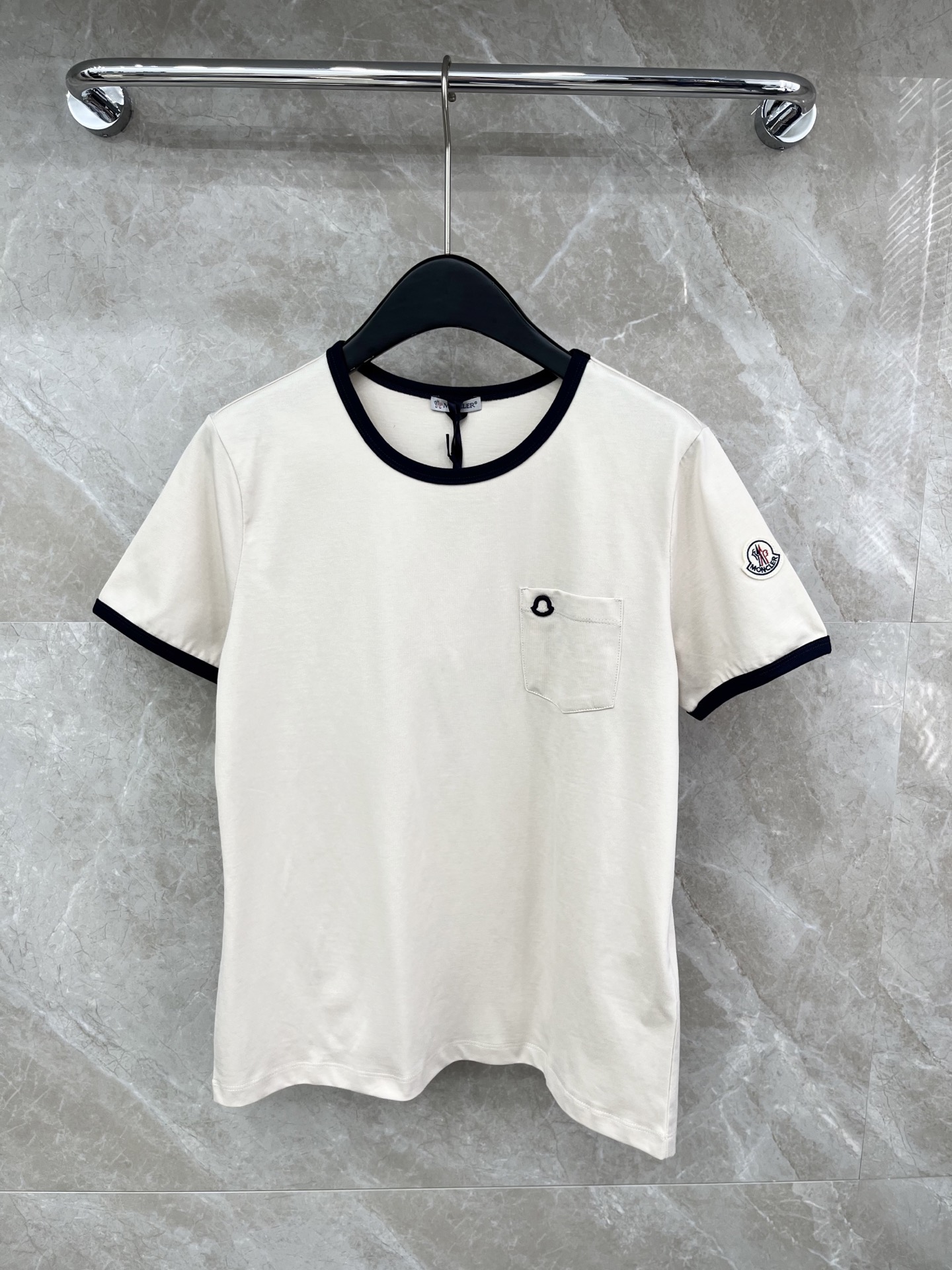 🛒𝐍𝐄𝐖 · 𝟐𝟎𝟐6/爆款现货原单品质 Mon*｜精致口袋刺绣短袖T恤高订面料 亲肤透气舒适标志性字母