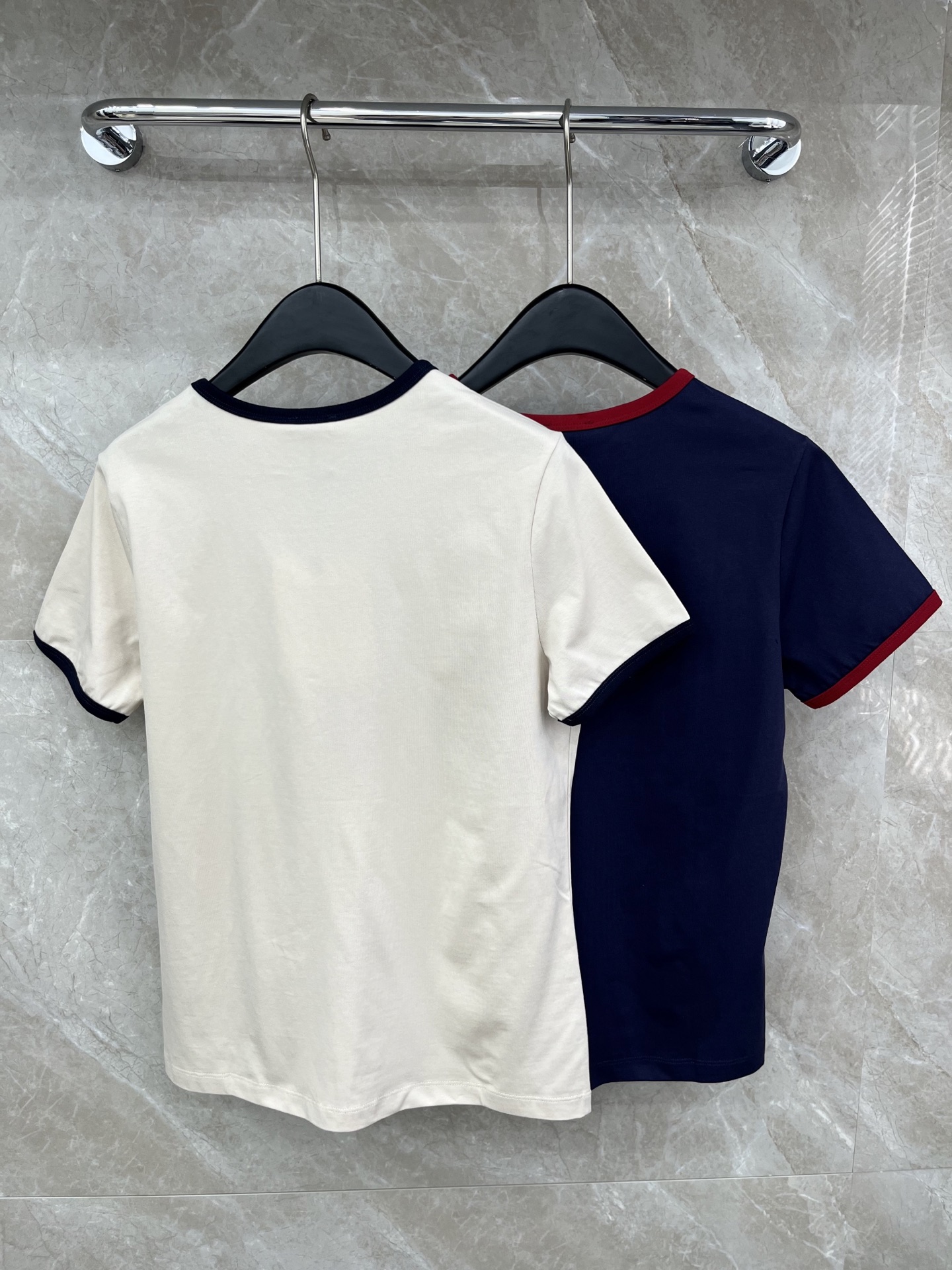 🛒𝐍𝐄𝐖 · 𝟐𝟎𝟐6/爆款现货原单品质 Mon*｜精致口袋刺绣短袖T恤高订面料 亲肤透气舒适标志性字母