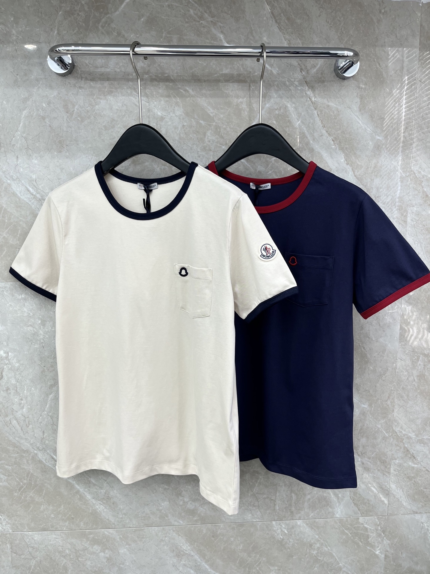 🛒𝐍𝐄𝐖 · 𝟐𝟎𝟐6/爆款现货原单品质 Mon*｜精致口袋刺绣短袖T恤高订面料 亲肤透气舒适标志性字母