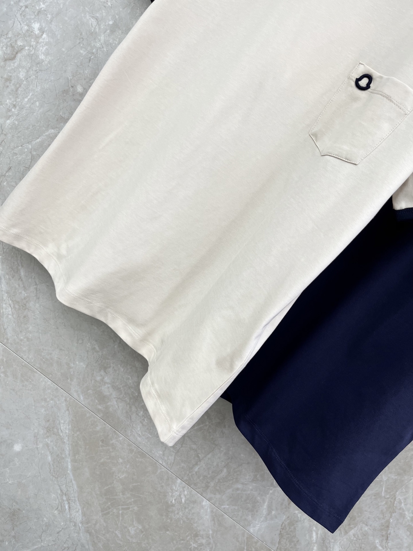 🛒𝐍𝐄𝐖 · 𝟐𝟎𝟐6/爆款现货原单品质 Mon*｜精致口袋刺绣短袖T恤高订面料 亲肤透气舒适标志性字母