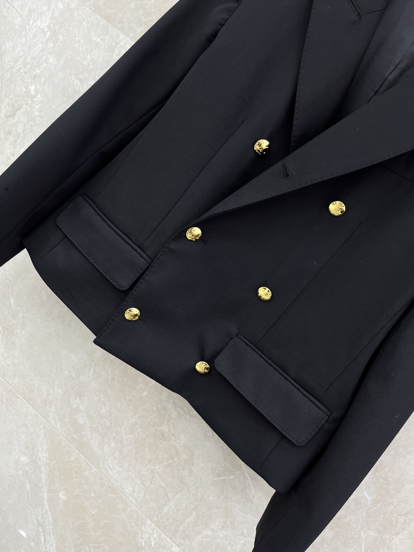 🛒𝐍𝐄𝐖 · 𝟐𝟎𝟐6/爆款现货原单品质 Celin*｜26早春短款羊毛西装外套撞色字母金扣装饰 流畅的