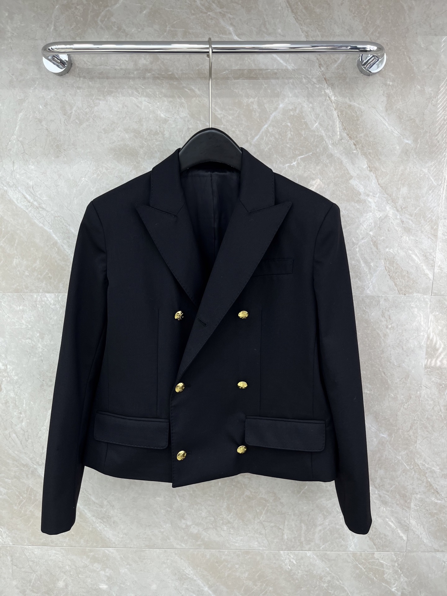 🛒𝐍𝐄𝐖 · 𝟐𝟎𝟐6/爆款现货原单品质 Celin*｜26早春短款羊毛西装外套撞色字母金扣装饰 流畅的