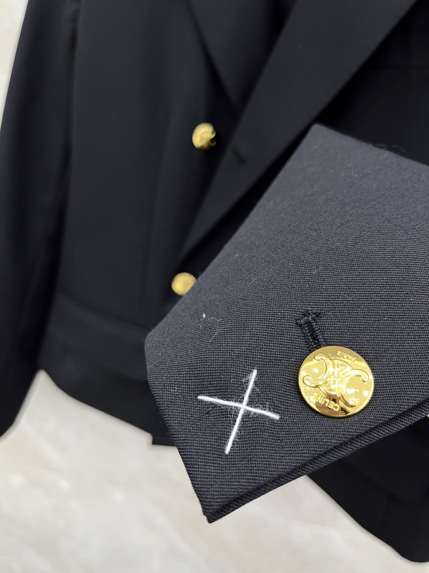 🛒𝐍𝐄𝐖 · 𝟐𝟎𝟐6/爆款现货原单品质 Celin*｜26早春短款羊毛西装外套撞色字母金扣装饰 流畅的