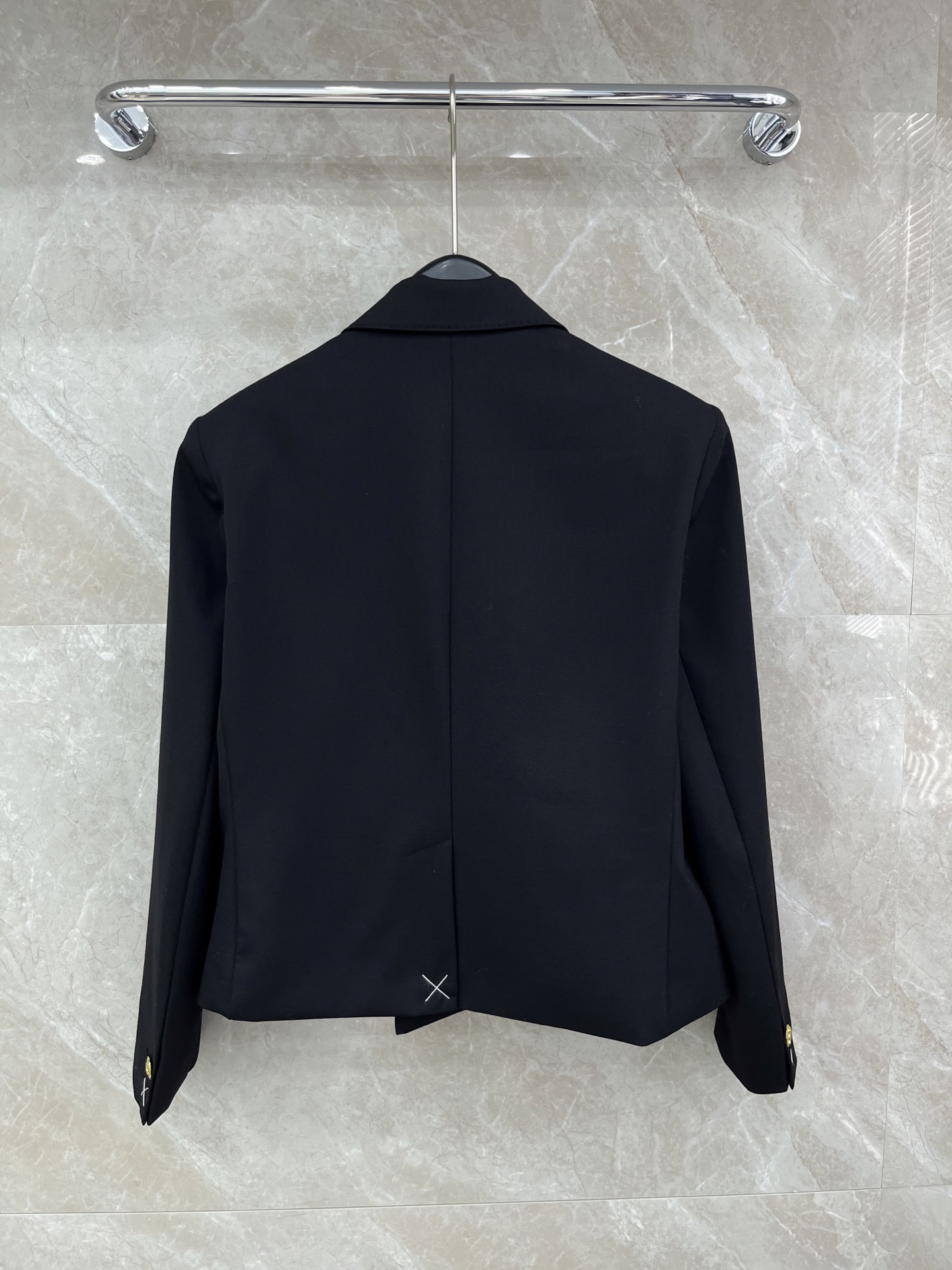 🛒𝐍𝐄𝐖 · 𝟐𝟎𝟐6/爆款现货原单品质 Celin*｜26早春短款羊毛西装外套撞色字母金扣装饰 流畅的