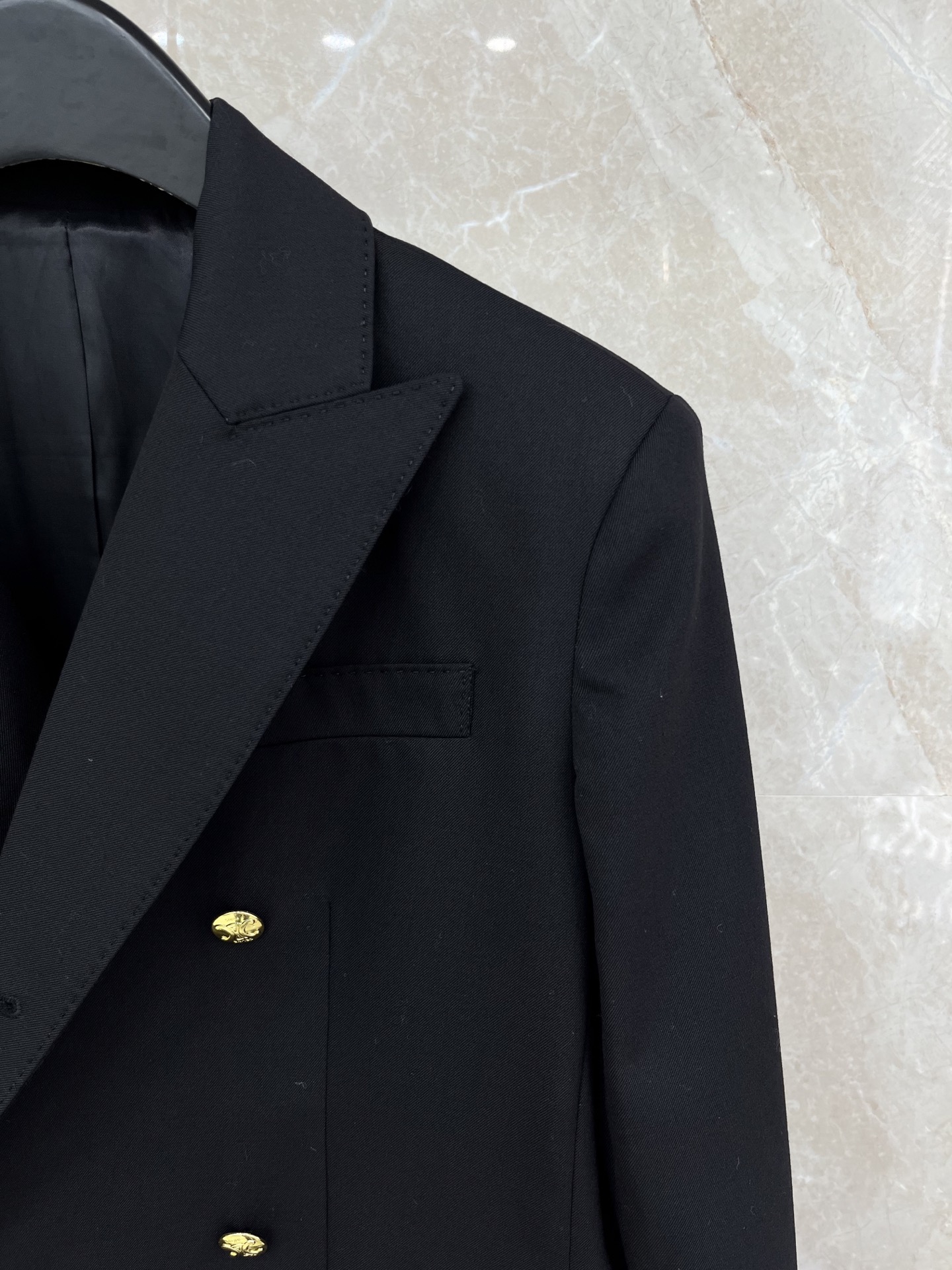 🛒𝐍𝐄𝐖 · 𝟐𝟎𝟐6/爆款现货原单品质 Celin*｜26早春短款羊毛西装外套撞色字母金扣装饰 流畅的