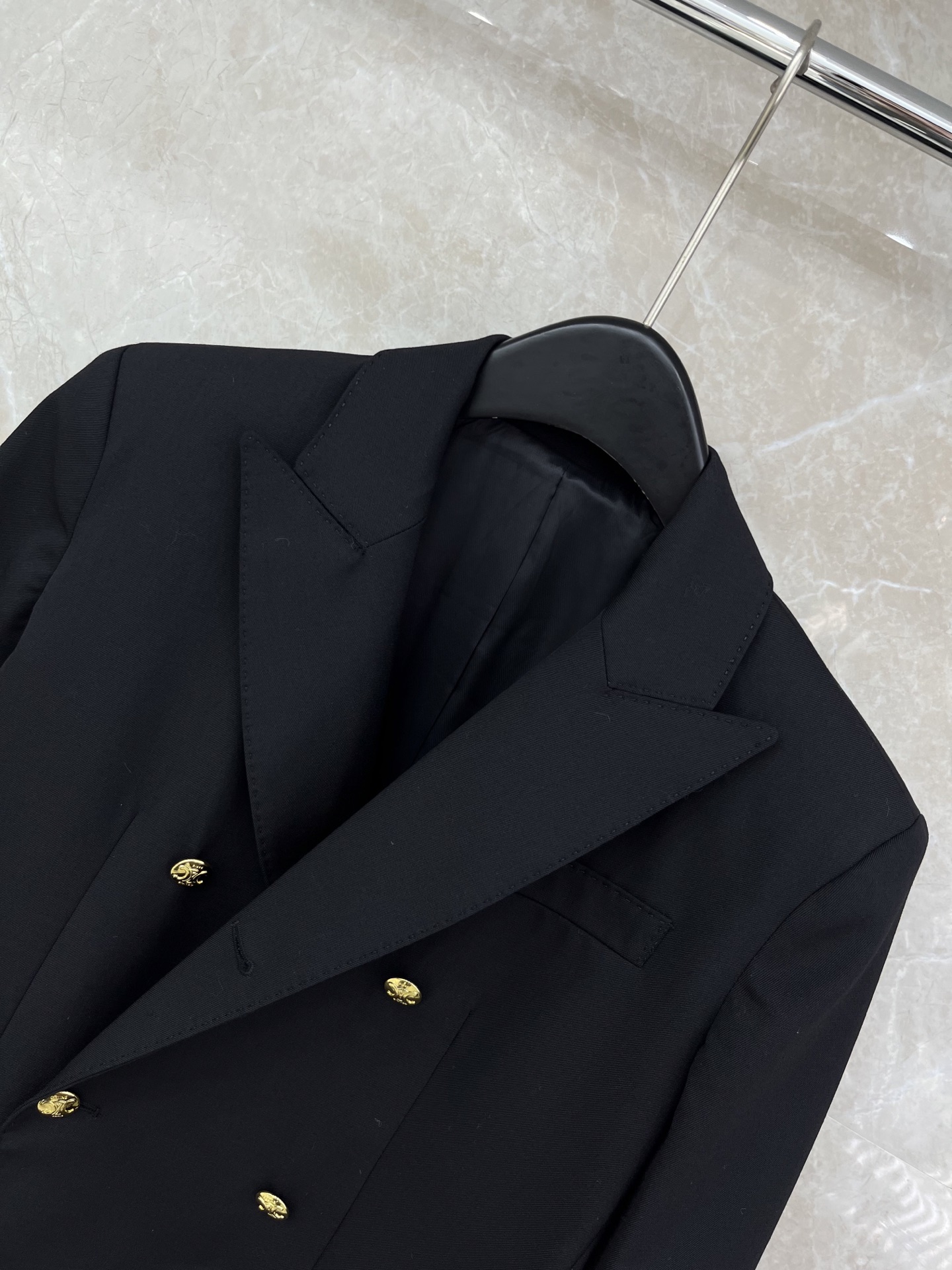 🛒𝐍𝐄𝐖 · 𝟐𝟎𝟐6/爆款现货原单品质 Celin*｜26早春短款羊毛西装外套撞色字母金扣装饰 流畅的