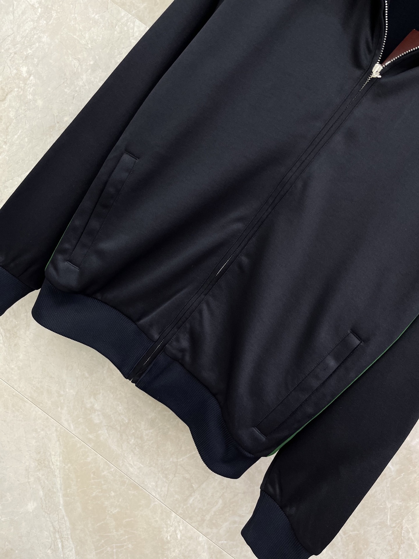 🛒𝐍𝐄𝐖 · 𝟐𝟎𝟐6/爆款现货原单品质 Gucc*｜26早春立领织带撞色外套代购爆款 非常实用经典的单