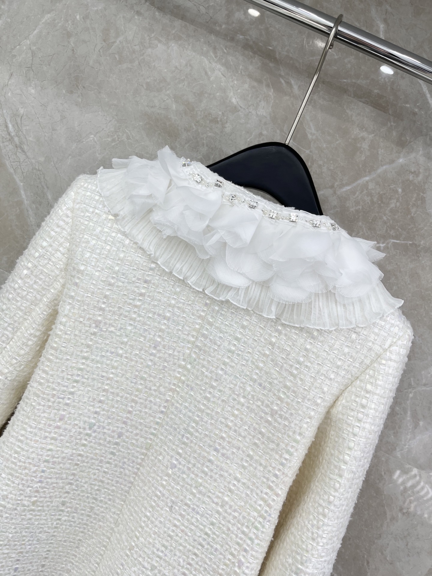 🛒𝐍𝐄𝐖 · 𝟐𝟎𝟐6/爆款现货原单品质 Cha*｜26早春新品粗花呢订钻花边圆领外套混色纱线设计 大工