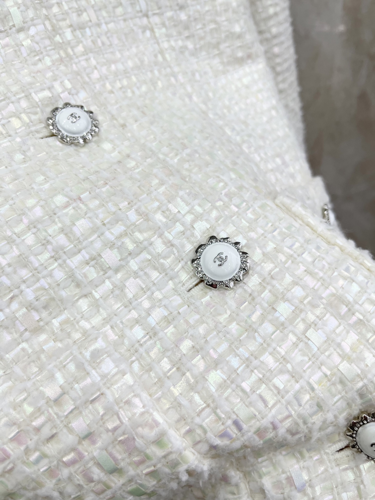 🛒𝐍𝐄𝐖 · 𝟐𝟎𝟐6/爆款现货原单品质 Cha*｜26早春新品粗花呢订钻花边圆领外套混色纱线设计 大工