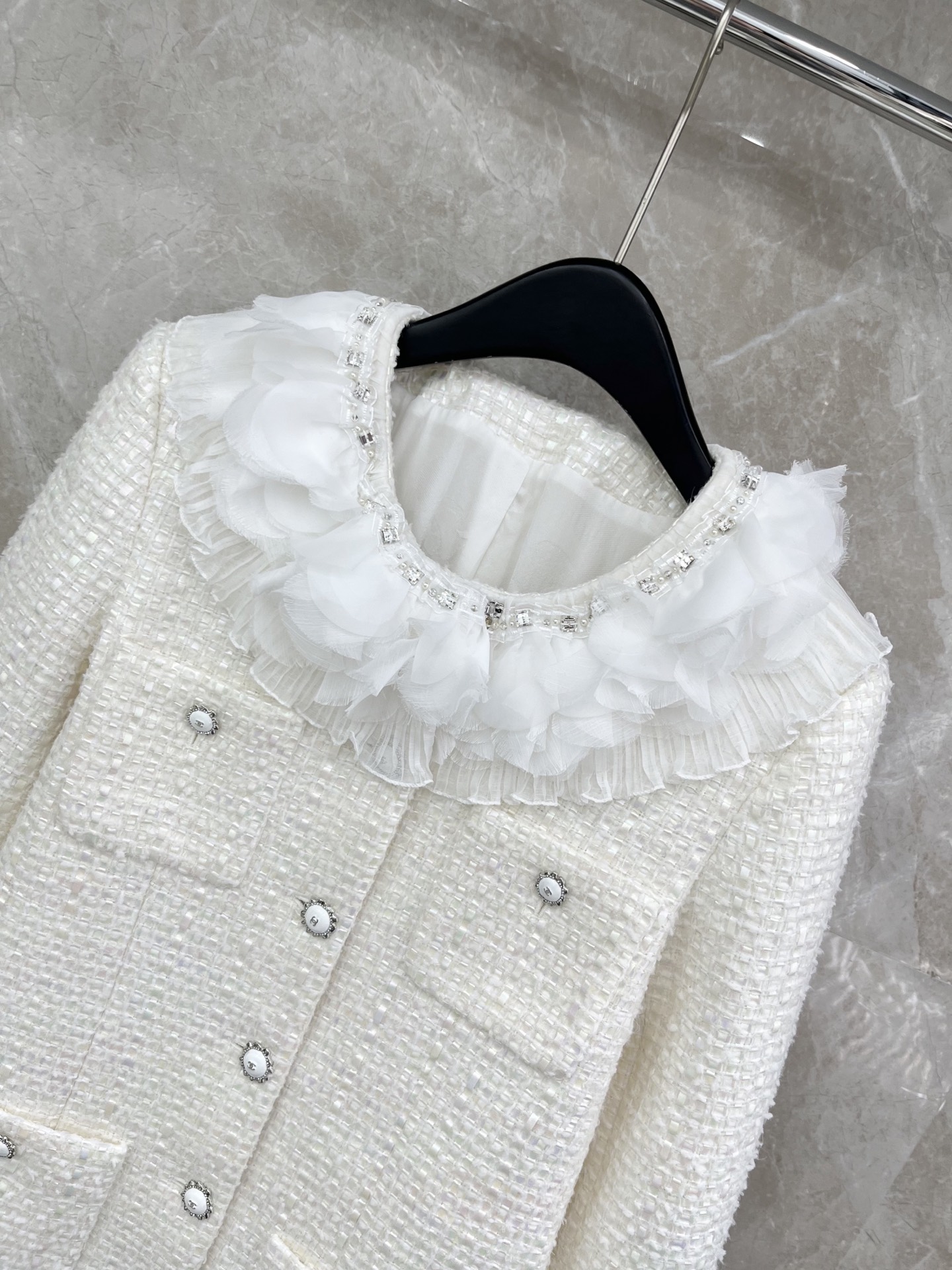 🛒𝐍𝐄𝐖 · 𝟐𝟎𝟐6/爆款现货原单品质 Cha*｜26早春新品粗花呢订钻花边圆领外套混色纱线设计 大工