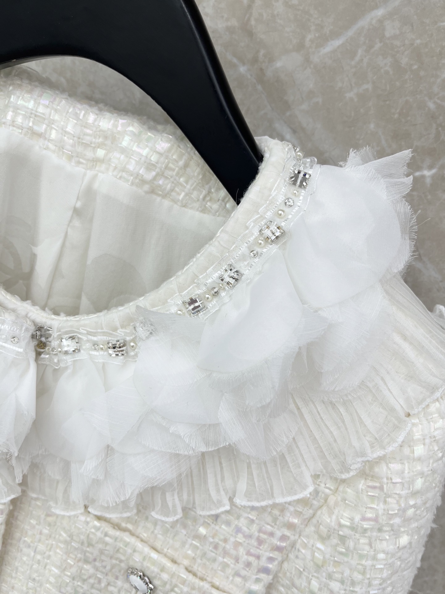 🛒𝐍𝐄𝐖 · 𝟐𝟎𝟐6/爆款现货原单品质 Cha*｜26早春新品粗花呢订钻花边圆领外套混色纱线设计 大工