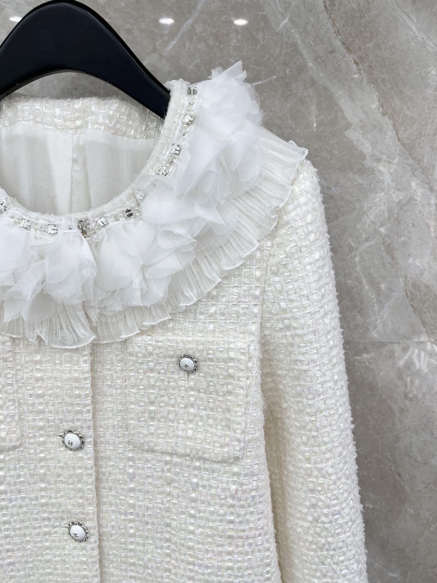 🛒𝐍𝐄𝐖 · 𝟐𝟎𝟐6/爆款现货原单品质 Cha*｜26早春新品粗花呢订钻花边圆领外套混色纱线设计 大工