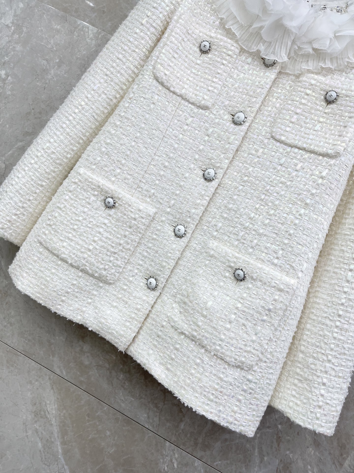 🛒𝐍𝐄𝐖 · 𝟐𝟎𝟐6/爆款现货原单品质 Cha*｜26早春新品粗花呢订钻花边圆领外套混色纱线设计 大工