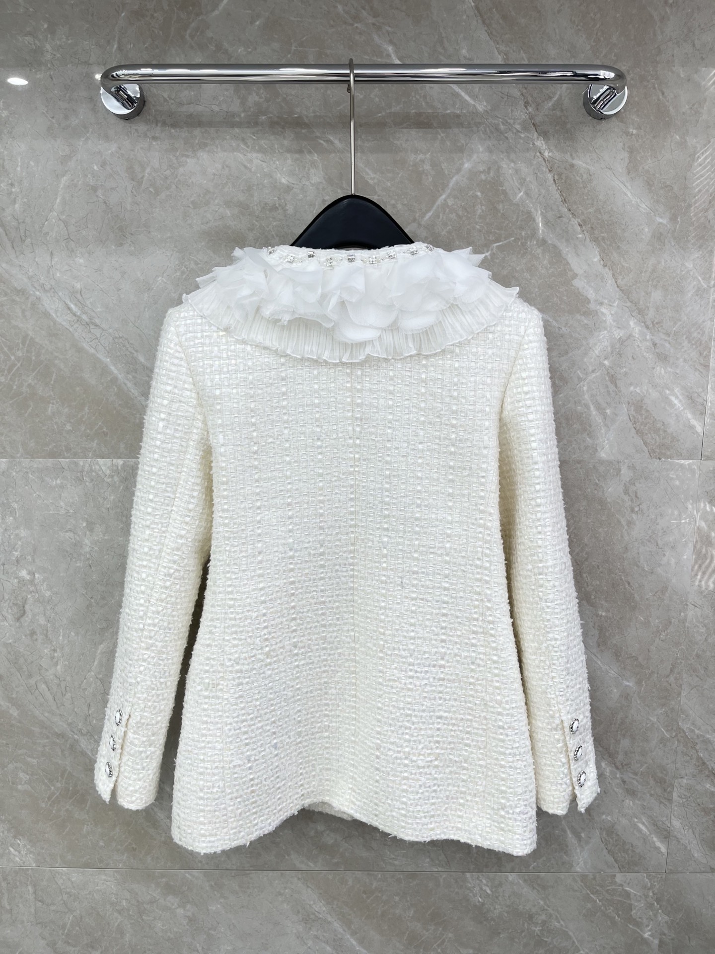 🛒𝐍𝐄𝐖 · 𝟐𝟎𝟐6/爆款现货原单品质 Cha*｜26早春新品粗花呢订钻花边圆领外套混色纱线设计 大工