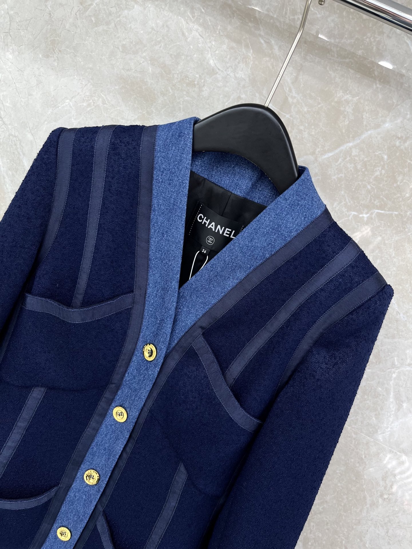 🛒𝐍𝐄𝐖 · 𝟐𝟎𝟐6/爆款现货原单品质 Cha*｜26早春新品粗花羊毛牛仔V领外套混色纱线设计 大工厂