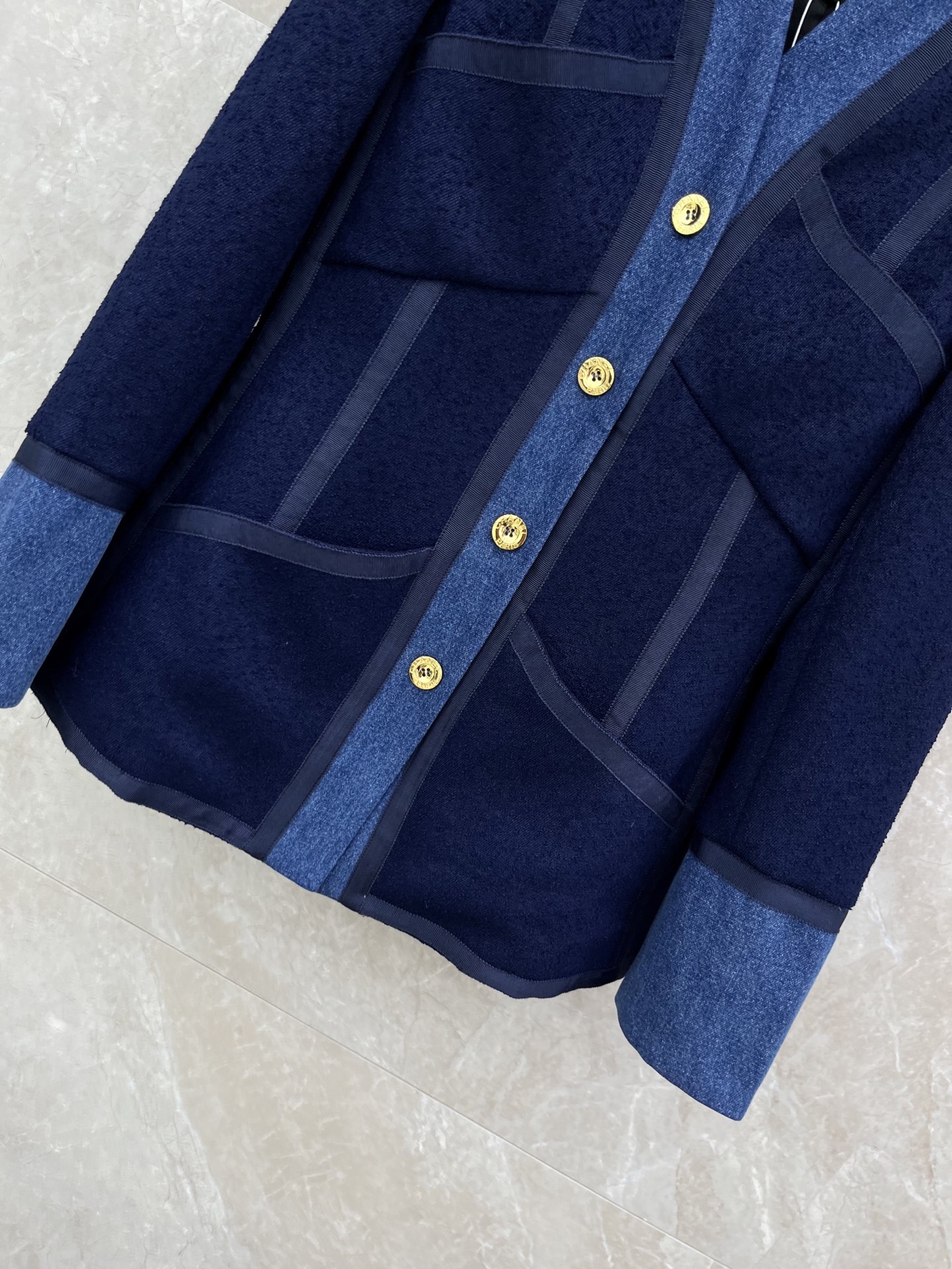 🛒𝐍𝐄𝐖 · 𝟐𝟎𝟐6/爆款现货原单品质 Cha*｜26早春新品粗花羊毛牛仔V领外套混色纱线设计 大工厂