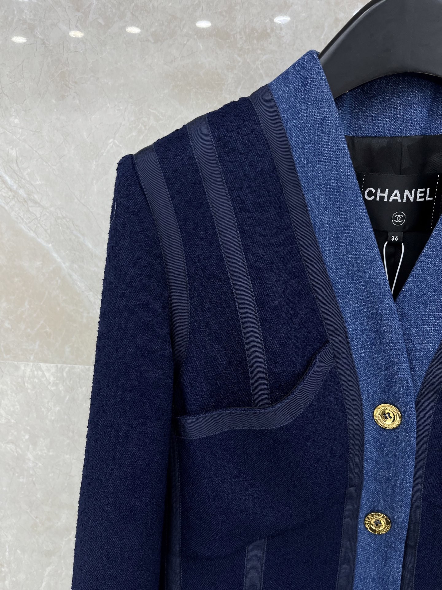 🛒𝐍𝐄𝐖 · 𝟐𝟎𝟐6/爆款现货原单品质 Cha*｜26早春新品粗花羊毛牛仔V领外套混色纱线设计 大工厂