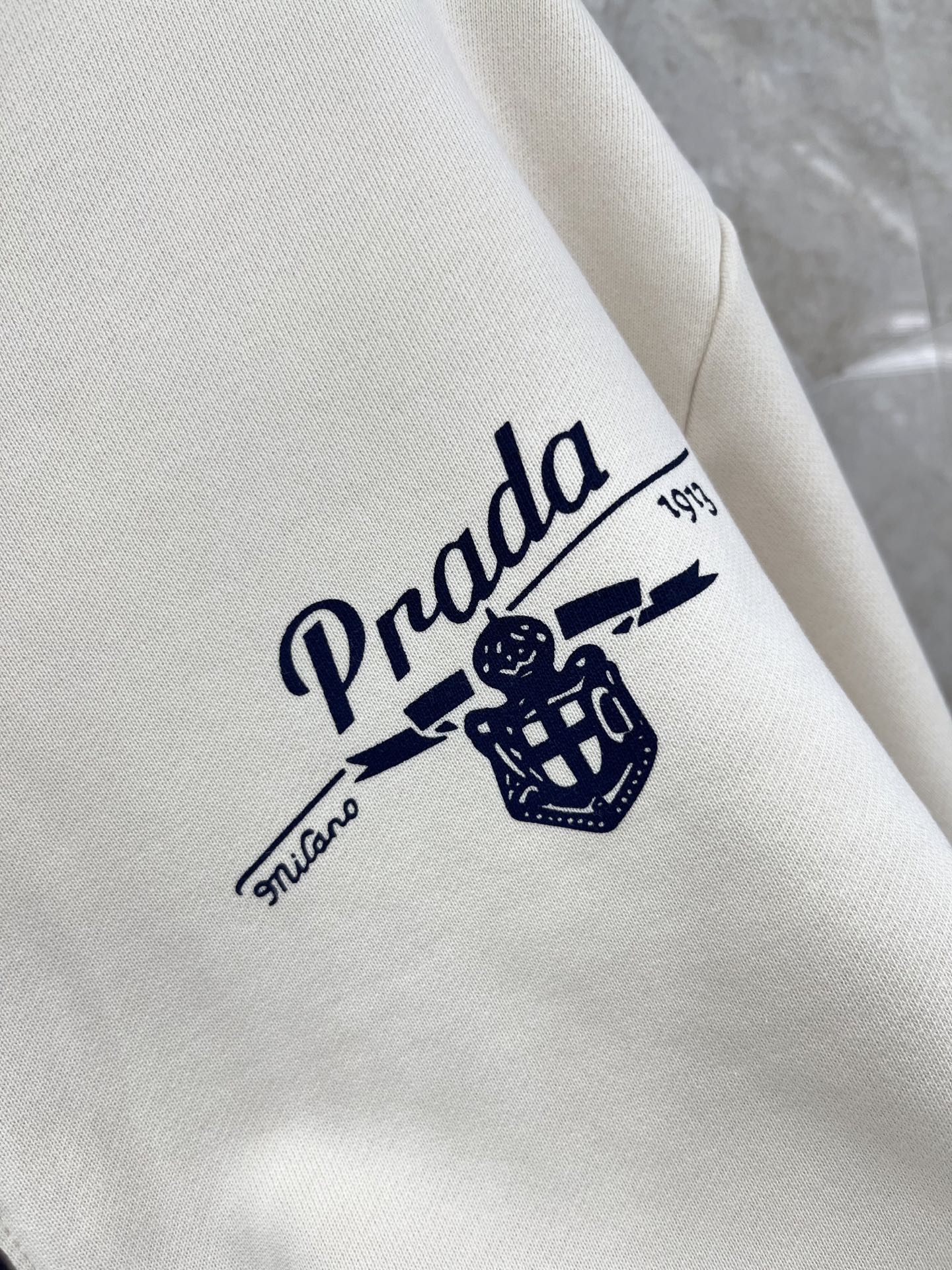 🛒𝐍𝐄𝐖 · 𝟐𝟎𝟐6/爆款现货原单品质 Prad*｜26早春带帽撞色印花抽绳外套代购爆款 非常实用经典