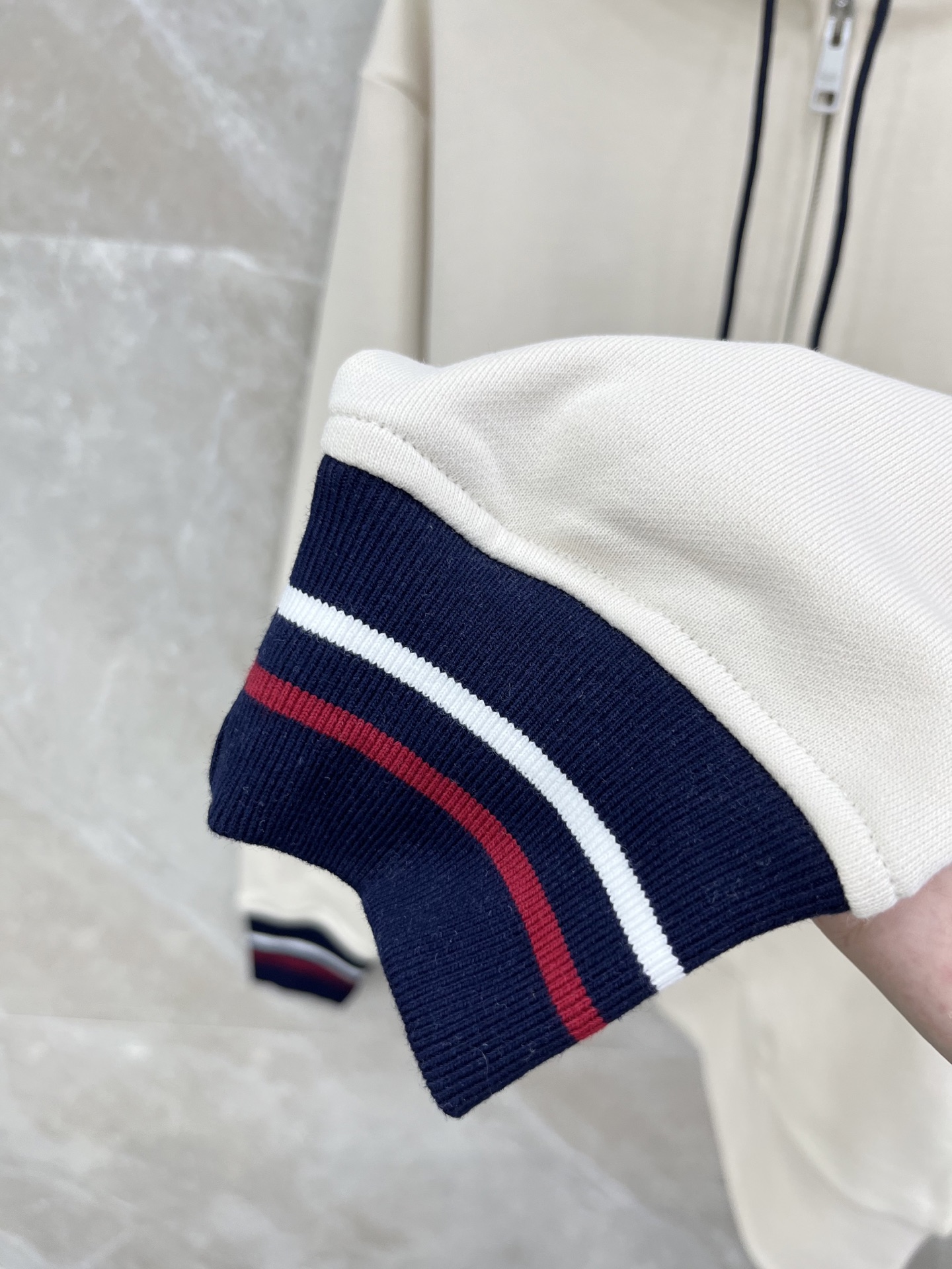 🛒𝐍𝐄𝐖 · 𝟐𝟎𝟐6/爆款现货原单品质 Prad*｜26早春带帽撞色印花抽绳外套代购爆款 非常实用经典