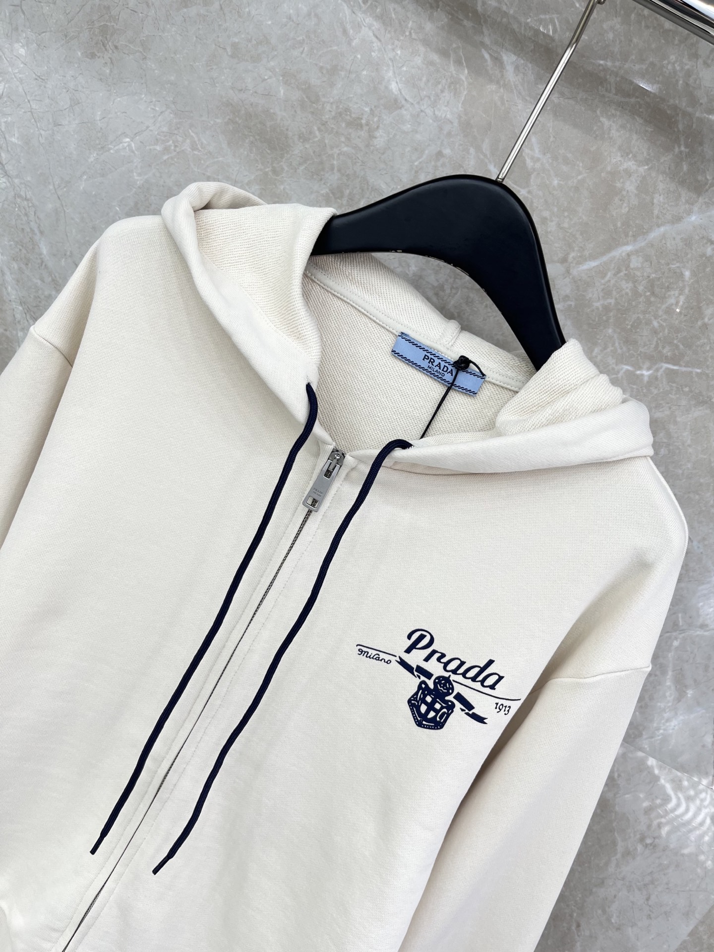 🛒𝐍𝐄𝐖 · 𝟐𝟎𝟐6/爆款现货原单品质 Prad*｜26早春带帽撞色印花抽绳外套代购爆款 非常实用经典