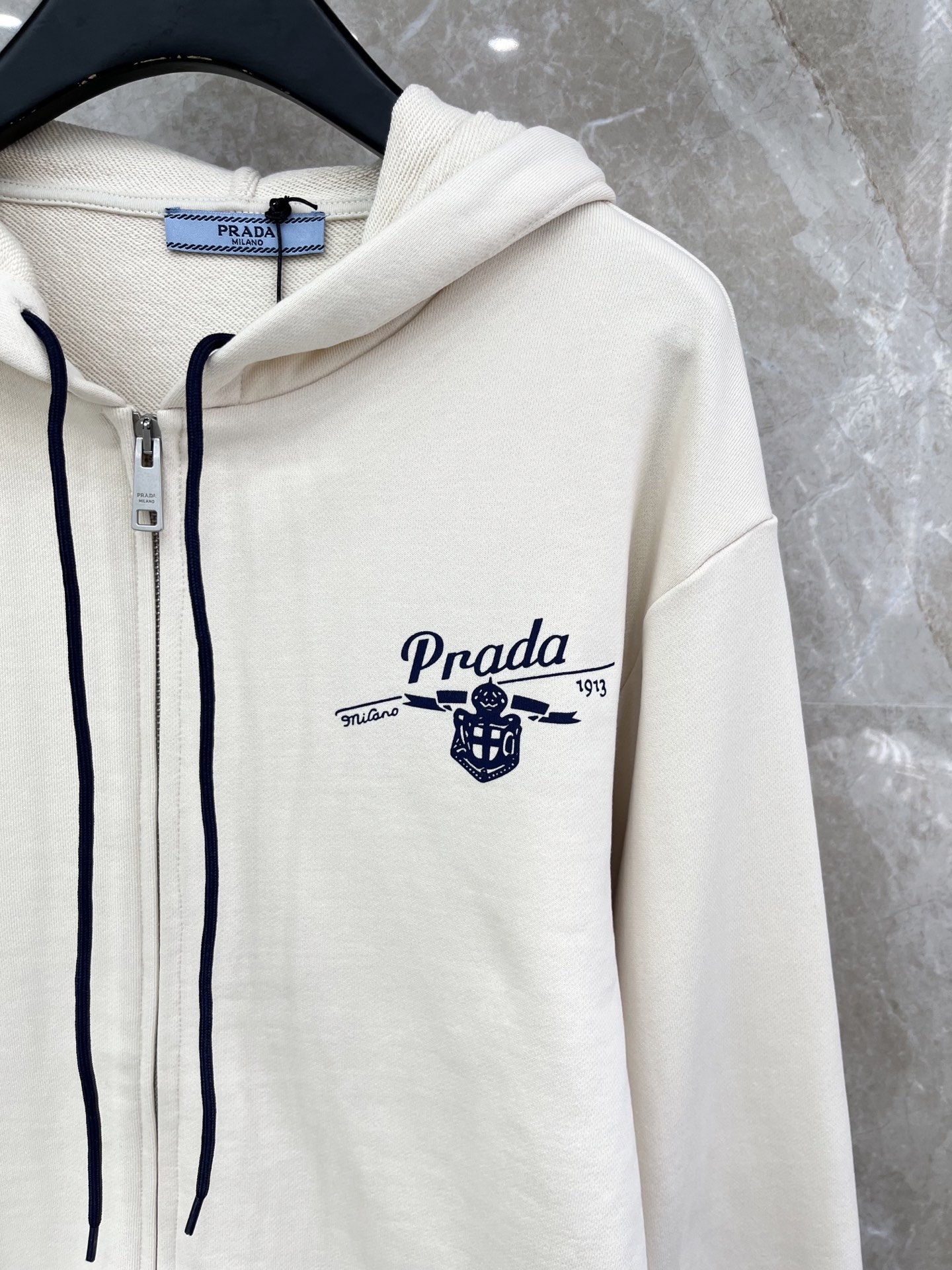 🛒𝐍𝐄𝐖 · 𝟐𝟎𝟐6/爆款现货原单品质 Prad*｜26早春带帽撞色印花抽绳外套代购爆款 非常实用经典