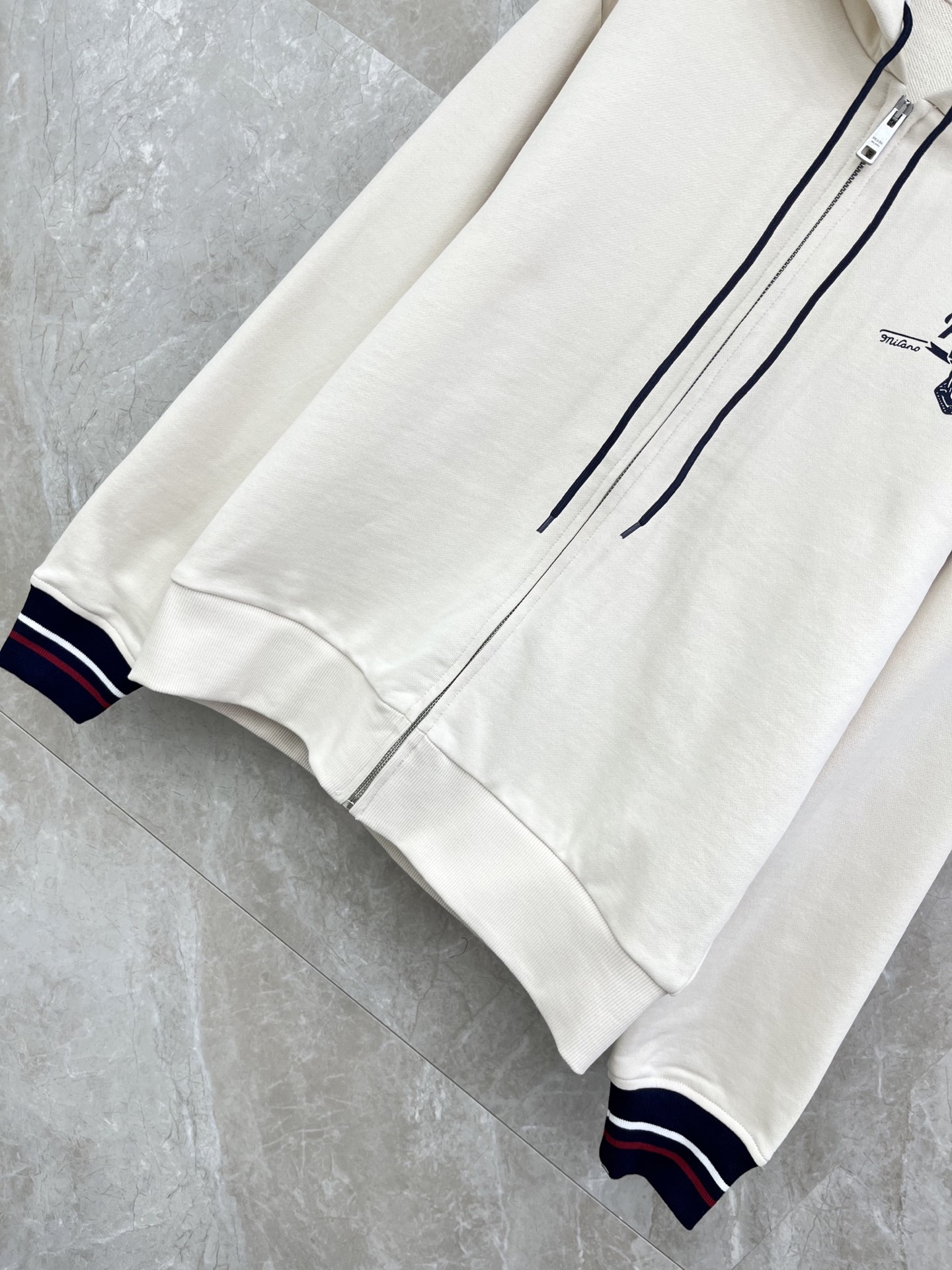 🛒𝐍𝐄𝐖 · 𝟐𝟎𝟐6/爆款现货原单品质 Prad*｜26早春带帽撞色印花抽绳外套代购爆款 非常实用经典