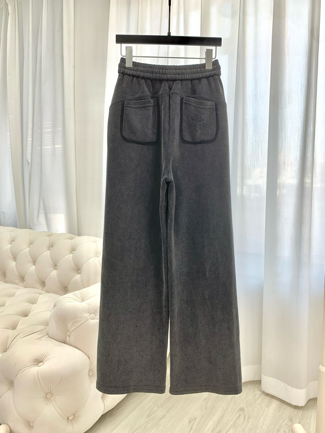 🛒𝐍𝐄𝐖 · 𝟐𝟎𝟐5/爆款现货原单品质 Alexanderwan *｜25新款炒色休闲裤烫钻工艺 Bl