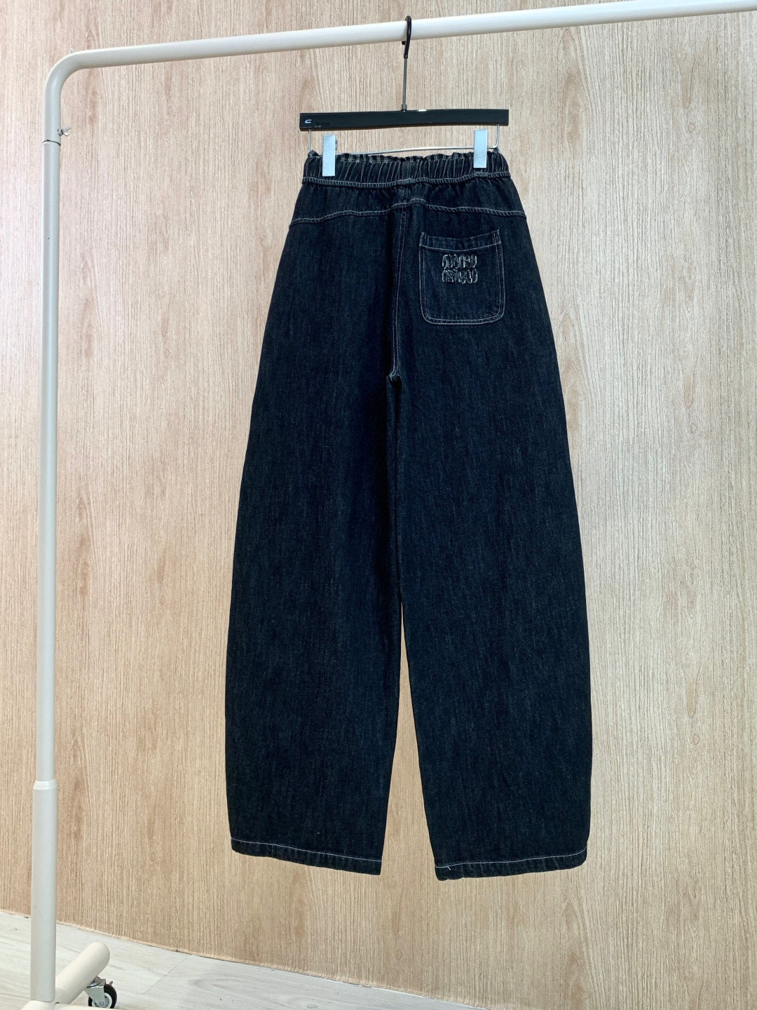 🛒𝐍𝐄𝐖 · 𝟐𝟎𝟐5/爆款现货设计师 原创｜女神同款抽绳磨毛牛仔裤 这款牛仔裤选用优质面料，工艺洗水，