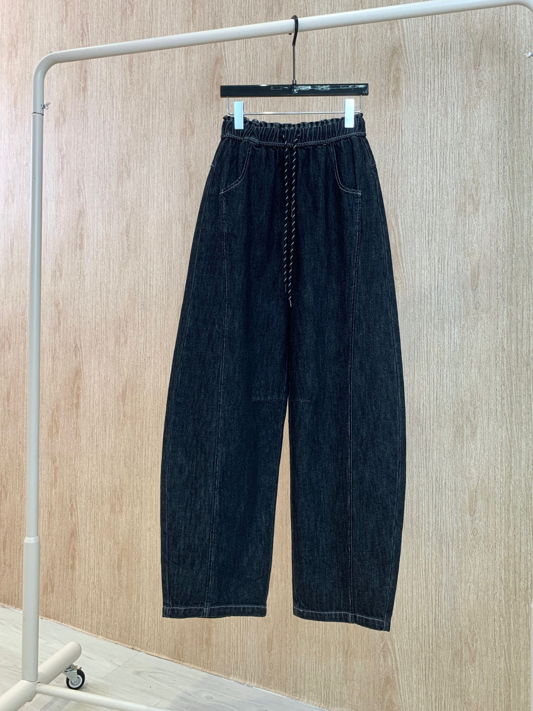 🛒𝐍𝐄𝐖 · 𝟐𝟎𝟐5/爆款现货设计师 原创｜女神同款抽绳磨毛牛仔裤 这款牛仔裤选用优质面料，工艺洗水，