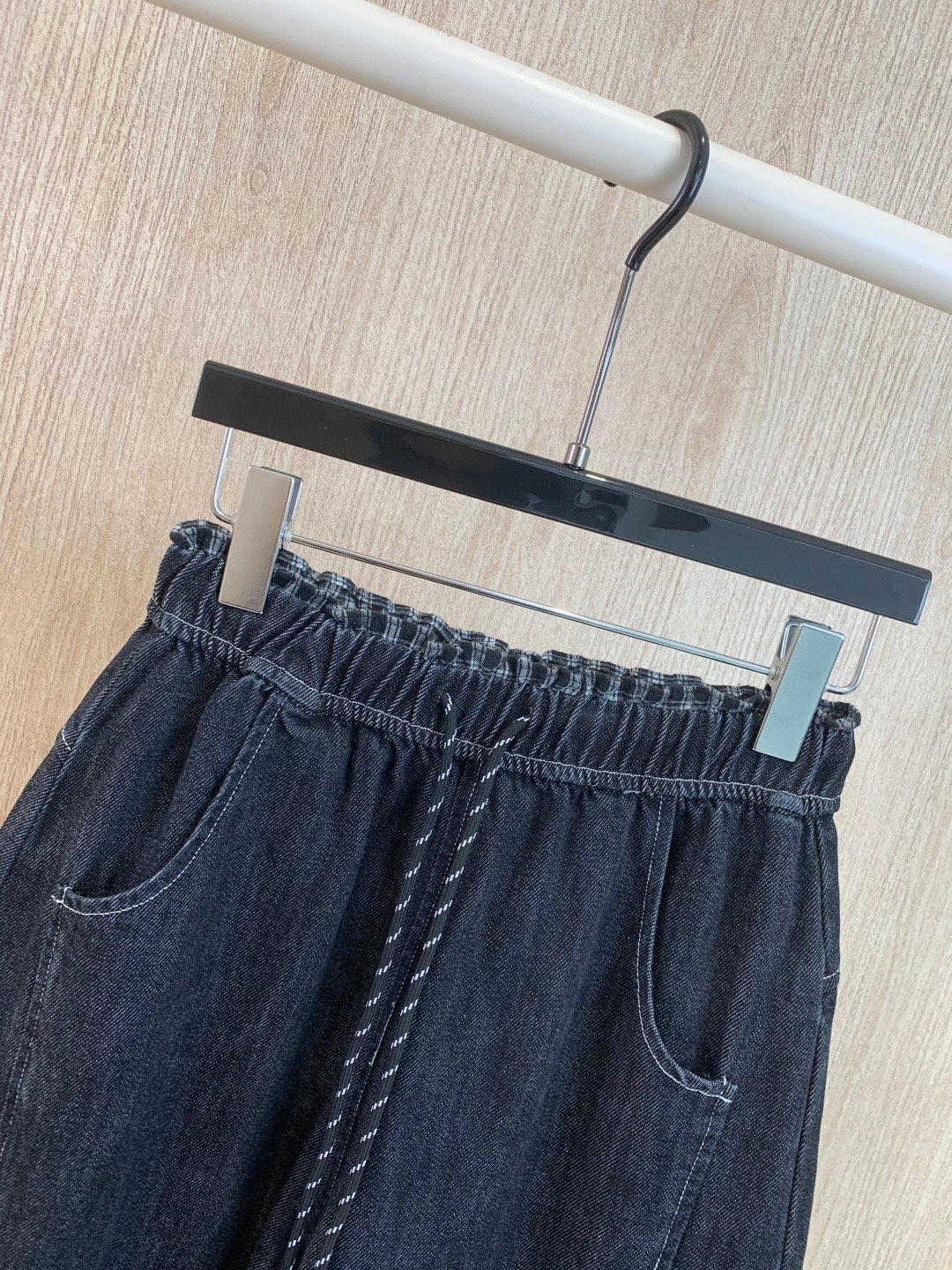 🛒𝐍𝐄𝐖 · 𝟐𝟎𝟐5/爆款现货设计师 原创｜女神同款抽绳磨毛牛仔裤 这款牛仔裤选用优质面料，工艺洗水，