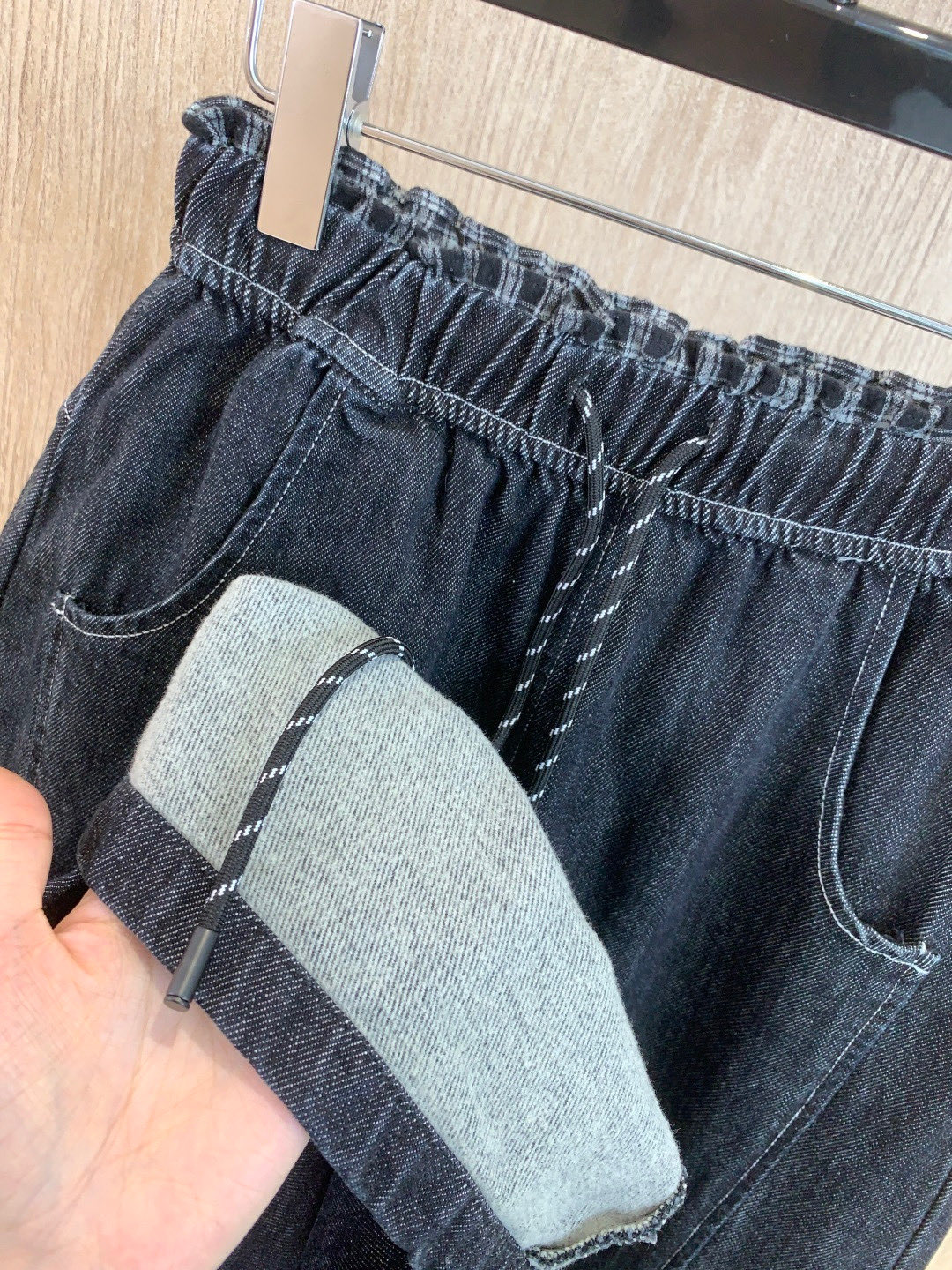🛒𝐍𝐄𝐖 · 𝟐𝟎𝟐5/爆款现货设计师 原创｜女神同款抽绳磨毛牛仔裤 这款牛仔裤选用优质面料，工艺洗水，