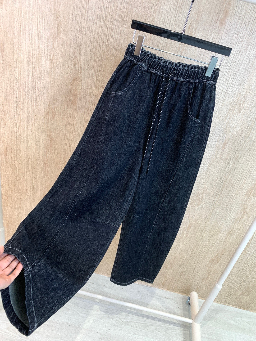 🛒𝐍𝐄𝐖 · 𝟐𝟎𝟐5/爆款现货设计师 原创｜女神同款抽绳磨毛牛仔裤 这款牛仔裤选用优质面料，工艺洗水，