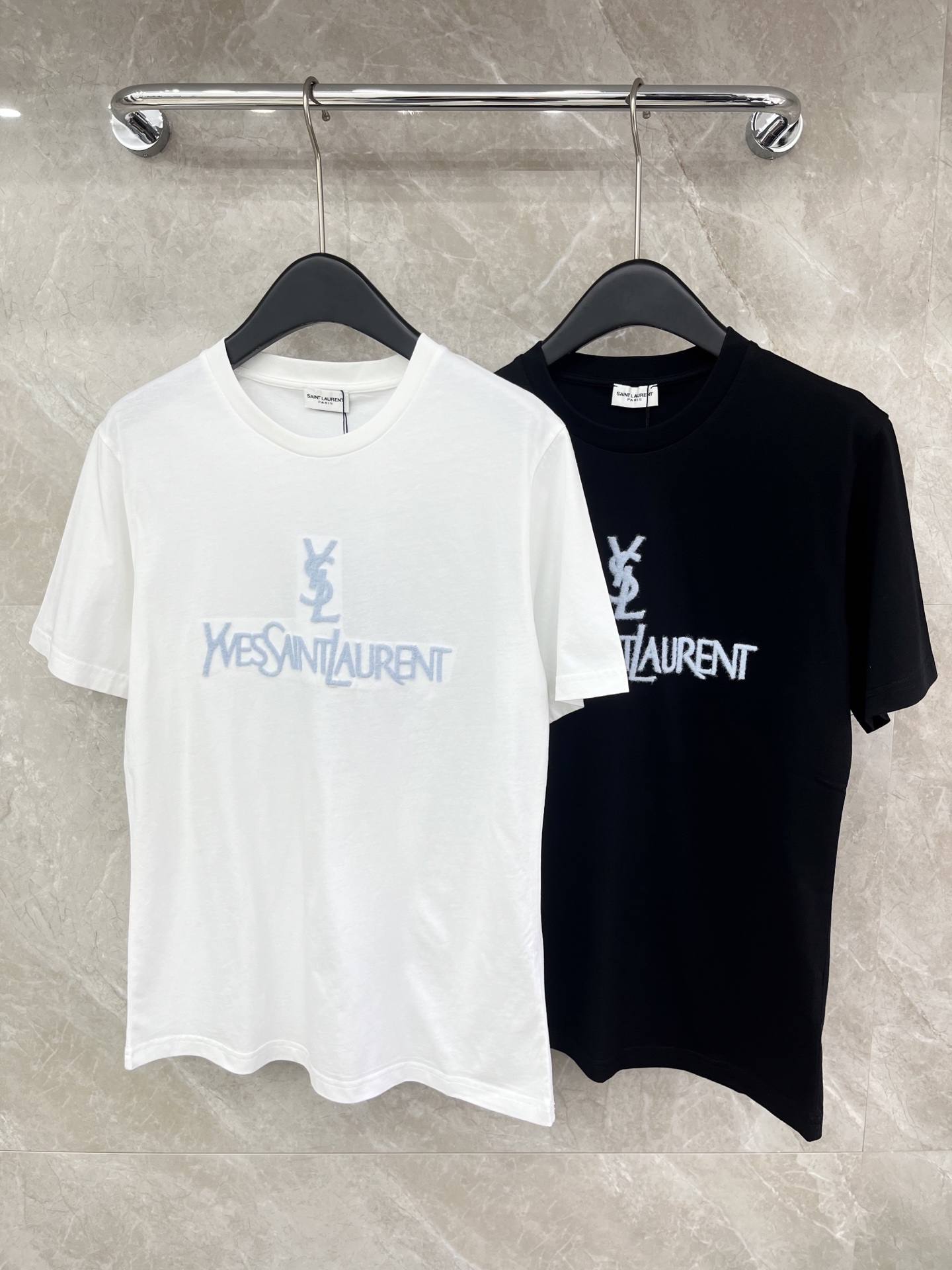 🛒𝐍𝐄𝐖 · 𝟐𝟎𝟐6/爆款现货原单品质 Ysl *｜精致植绒刺绣短袖T恤高订面料 亲肤透气舒适标志性字