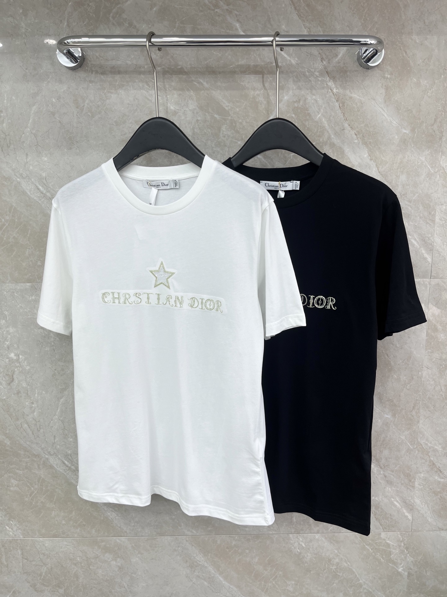 🛒𝐍𝐄𝐖 · 𝟐𝟎𝟐6/爆款现货原单品质 Dio *｜精致刺绣短袖T恤高订面料 亲肤透气舒适标志性字母图