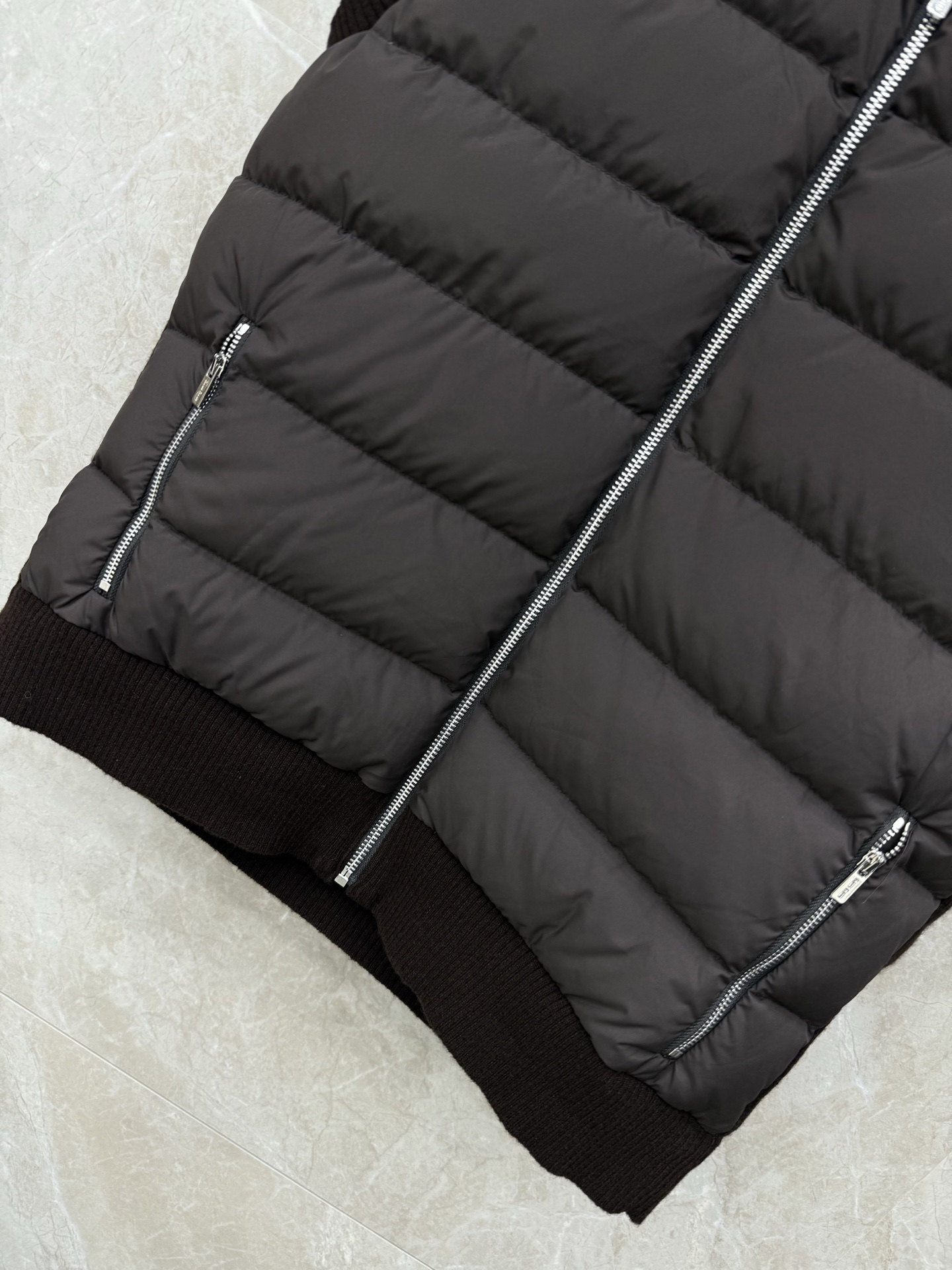 🛒𝐍𝐄𝐖 · 𝟐𝟎𝟐5/爆款现货【原版定制】Celin*｜25秋冬立领针织拼接羽绒马甲外套代购爆款本季超