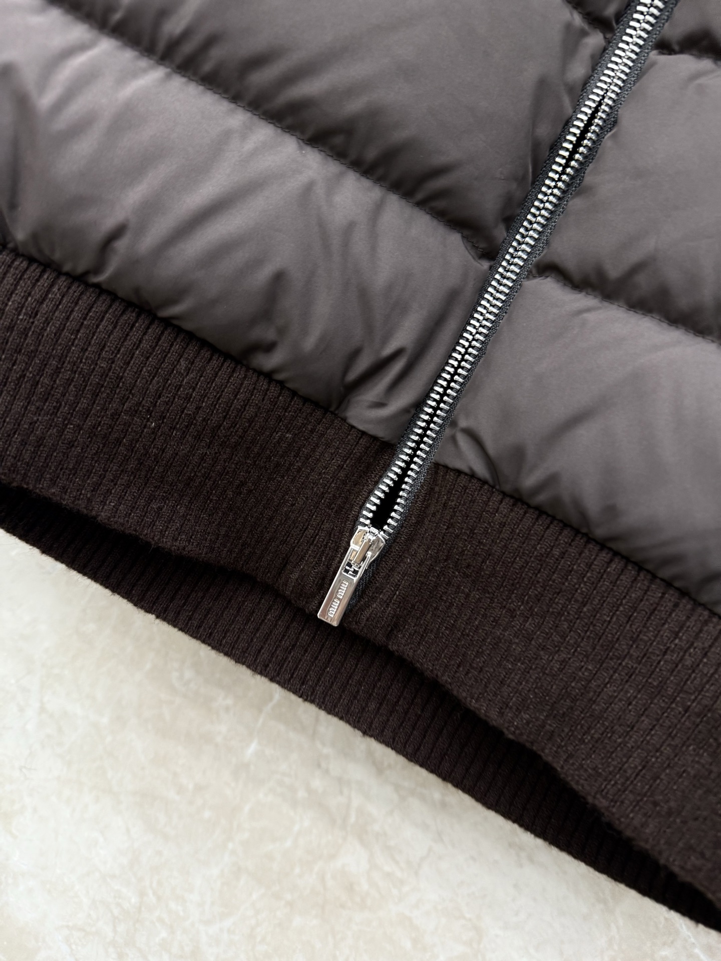 🛒𝐍𝐄𝐖 · 𝟐𝟎𝟐5/爆款现货【原版定制】Celin*｜25秋冬立领针织拼接羽绒马甲外套代购爆款本季超