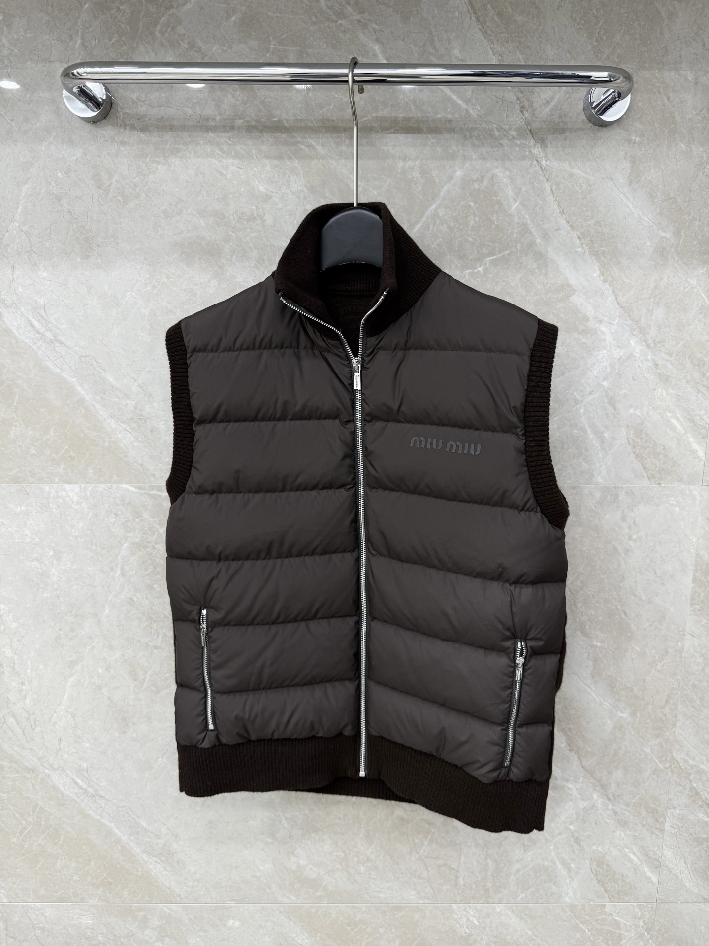 🛒𝐍𝐄𝐖 · 𝟐𝟎𝟐5/爆款现货【原版定制】Celin*｜25秋冬立领针织拼接羽绒马甲外套代购爆款本季超