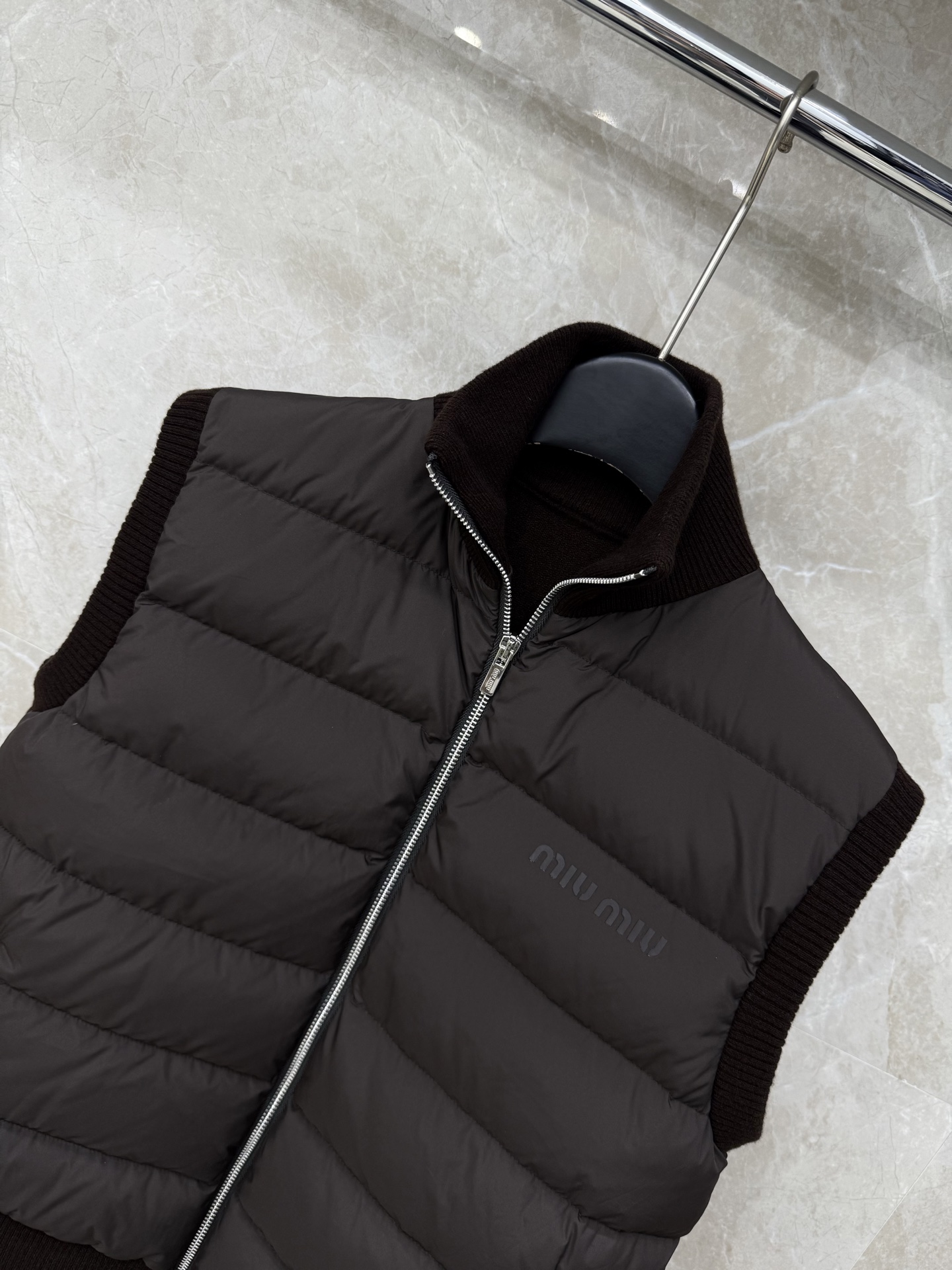 🛒𝐍𝐄𝐖 · 𝟐𝟎𝟐5/爆款现货【原版定制】Celin*｜25秋冬立领针织拼接羽绒马甲外套代购爆款本季超