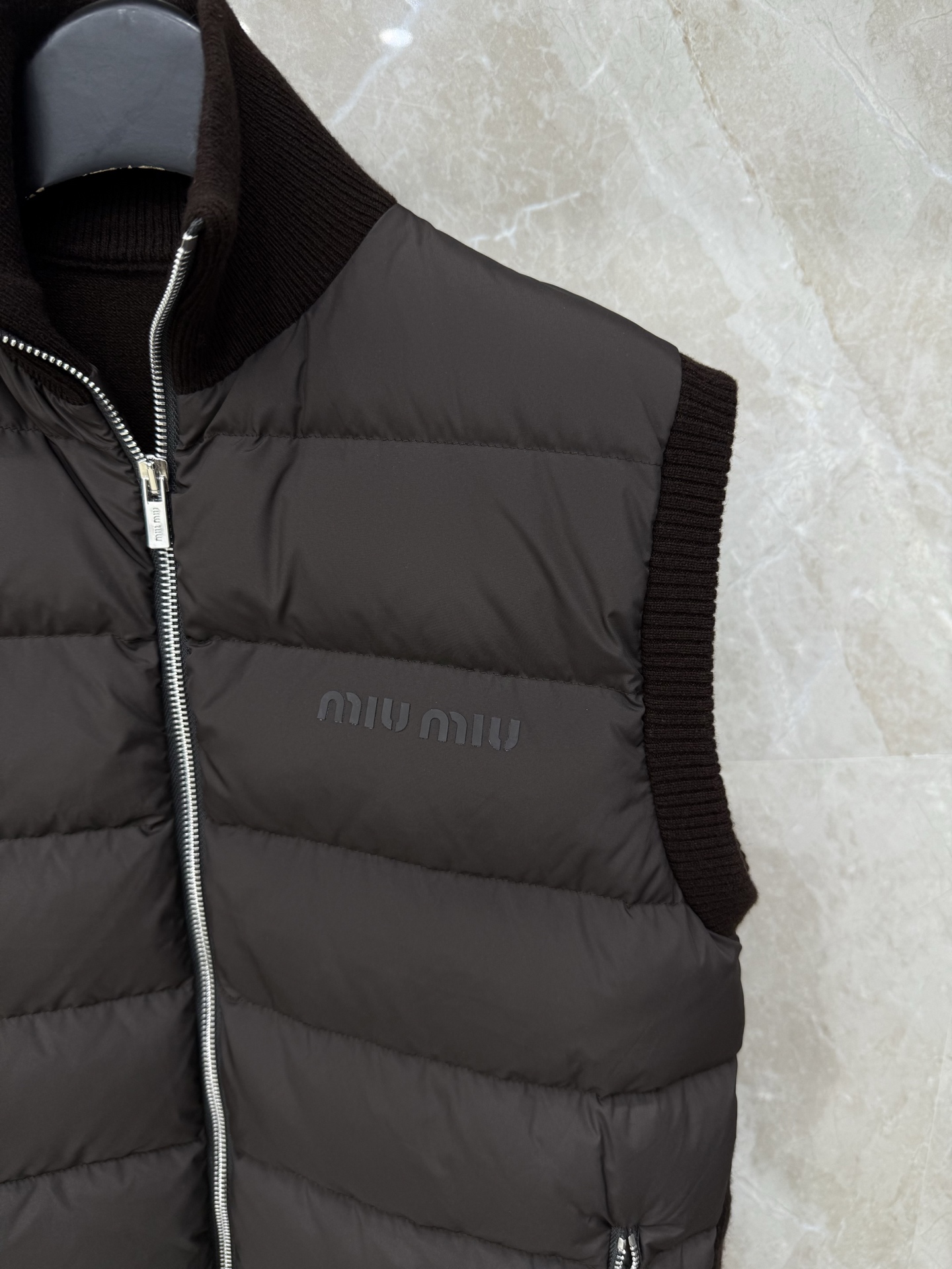 🛒𝐍𝐄𝐖 · 𝟐𝟎𝟐5/爆款现货【原版定制】Celin*｜25秋冬立领针织拼接羽绒马甲外套代购爆款本季超