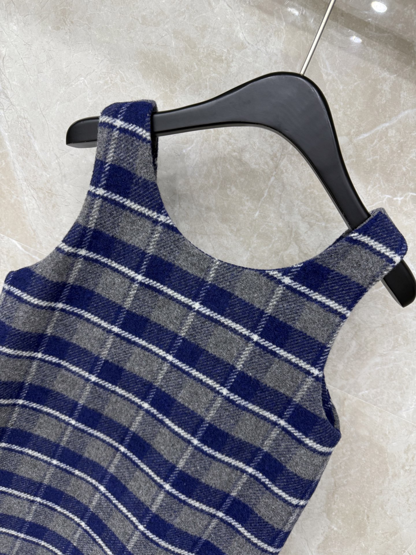 🛒𝐍𝐄𝐖 · 𝟐𝟎𝟐5/爆款现货【原版定制】 Miu Mi *｜2025新品格纹背心连衣裙 系列款定制Y