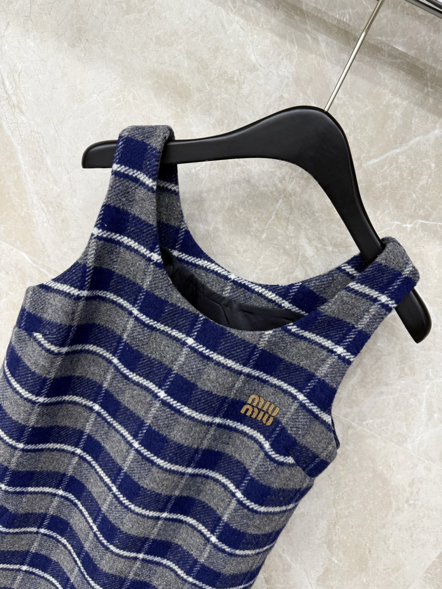 🛒𝐍𝐄𝐖 · 𝟐𝟎𝟐5/爆款现货【原版定制】 Miu Mi *｜2025新品格纹背心连衣裙 系列款定制Y