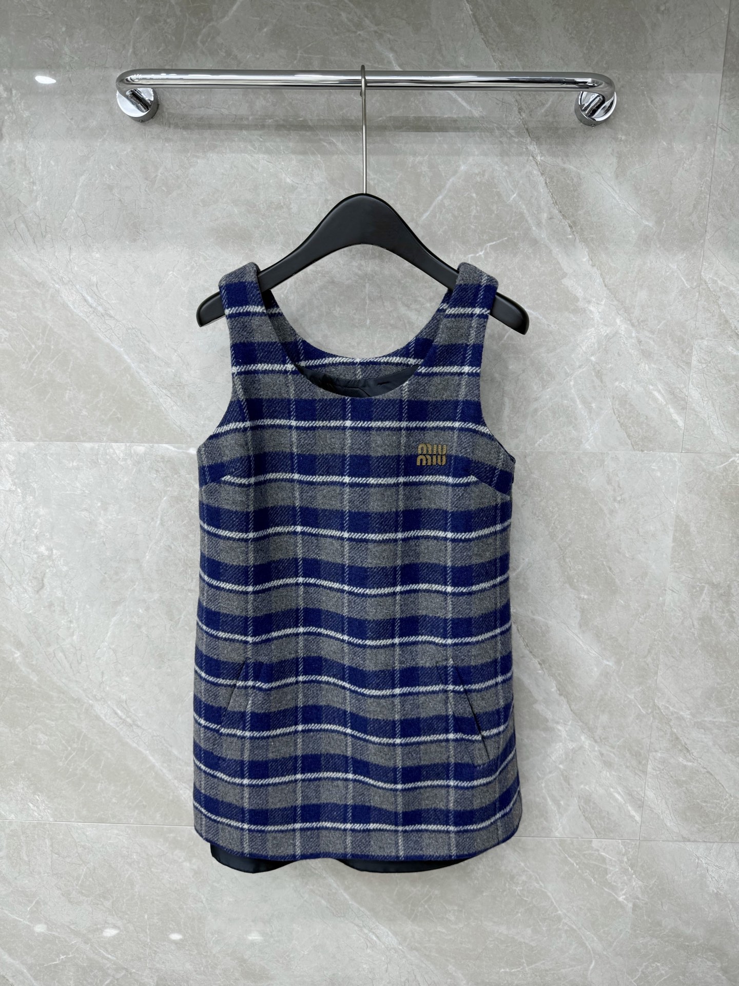 🛒𝐍𝐄𝐖 · 𝟐𝟎𝟐5/爆款现货【原版定制】 Miu Mi *｜2025新品格纹背心连衣裙 系列款定制Y