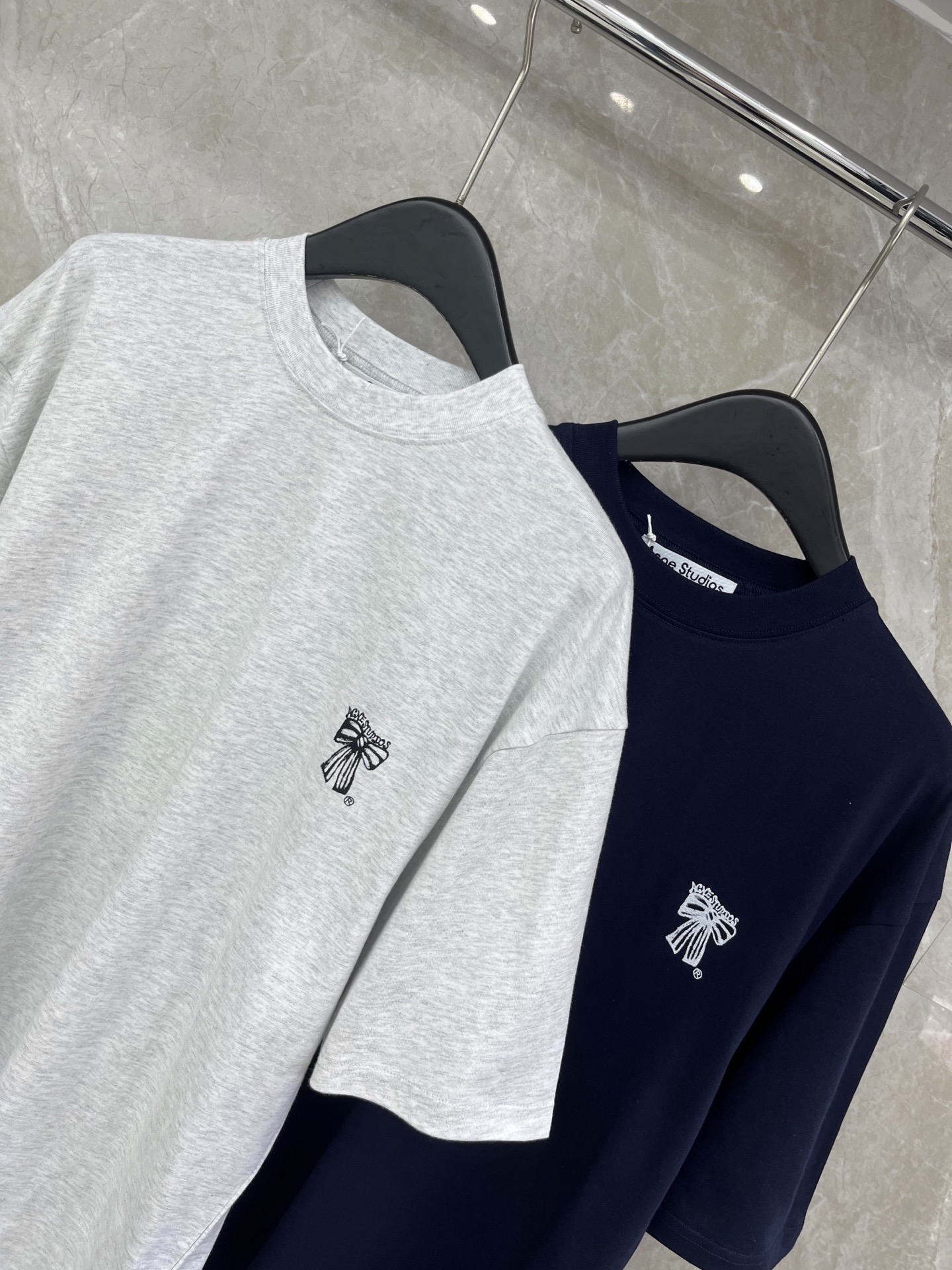 🛒𝐍𝐄𝐖 · 𝟐𝟎𝟐6/爆款现货【原版定制】𝐀𝐂𝐍𝐄 𝐒𝐓𝐔𝐃𝐈𝐎*｜26新款 蝴蝶结涂鸦字母T 美式辣