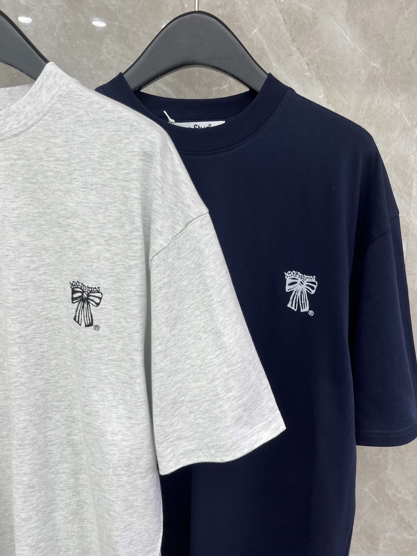 🛒𝐍𝐄𝐖 · 𝟐𝟎𝟐6/爆款现货【原版定制】𝐀𝐂𝐍𝐄 𝐒𝐓𝐔𝐃𝐈𝐎*｜26新款 蝴蝶结涂鸦字母T 美式辣