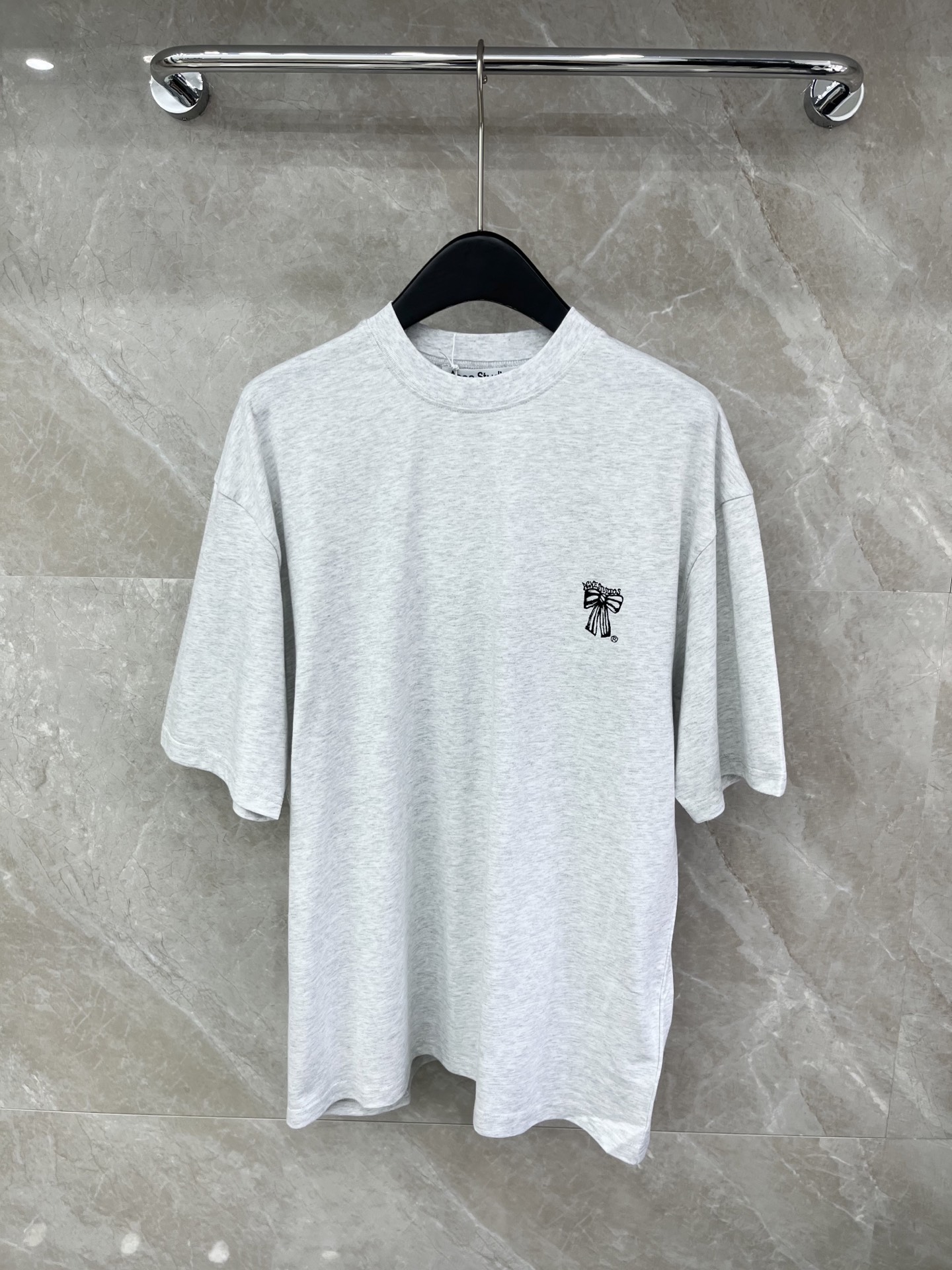 🛒𝐍𝐄𝐖 · 𝟐𝟎𝟐6/爆款现货【原版定制】𝐀𝐂𝐍𝐄 𝐒𝐓𝐔𝐃𝐈𝐎*｜26新款 蝴蝶结涂鸦字母T 美式辣