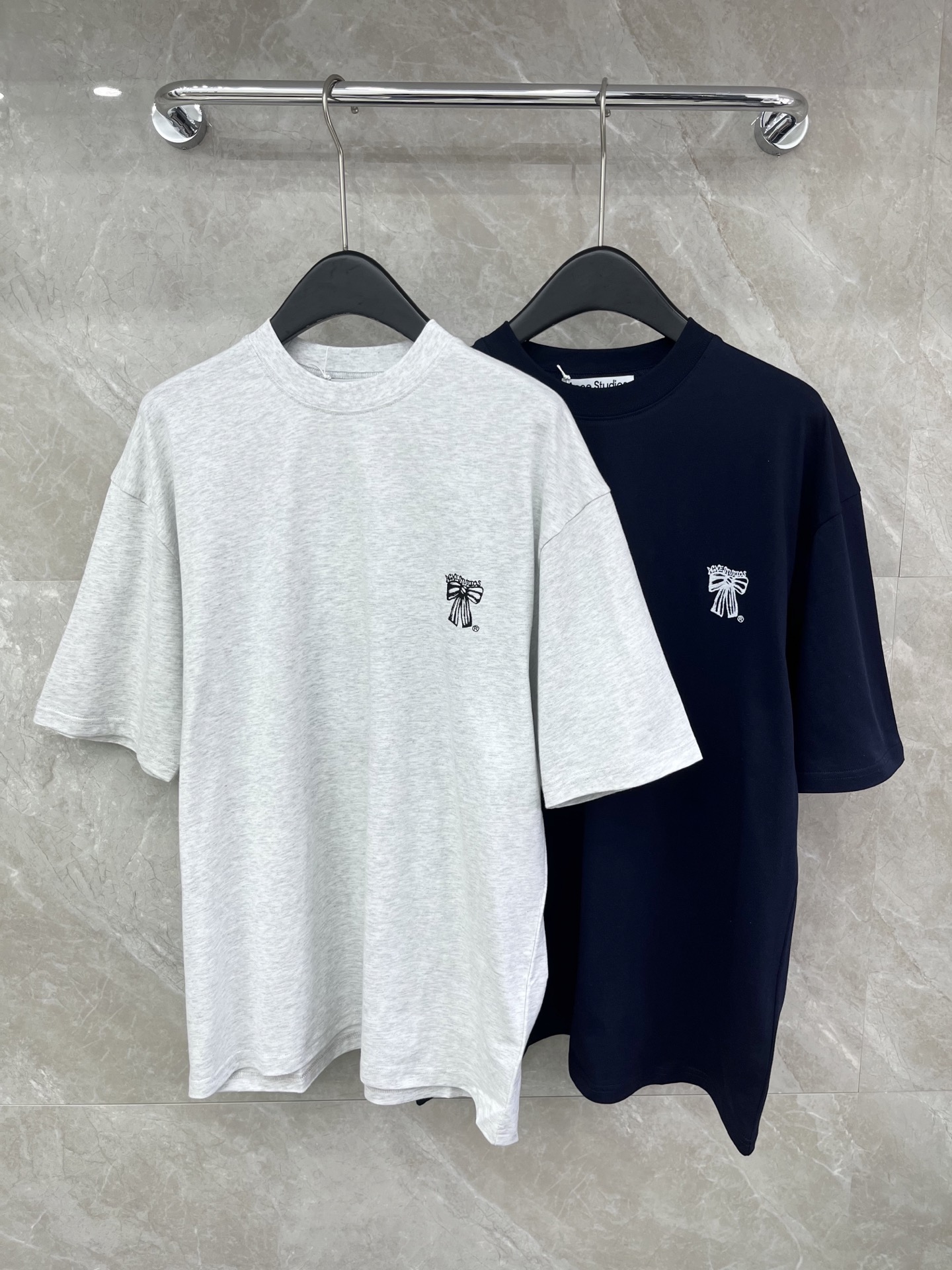 🛒𝐍𝐄𝐖 · 𝟐𝟎𝟐6/爆款现货【原版定制】𝐀𝐂𝐍𝐄 𝐒𝐓𝐔𝐃𝐈𝐎*｜26新款 蝴蝶结涂鸦字母T 美式辣