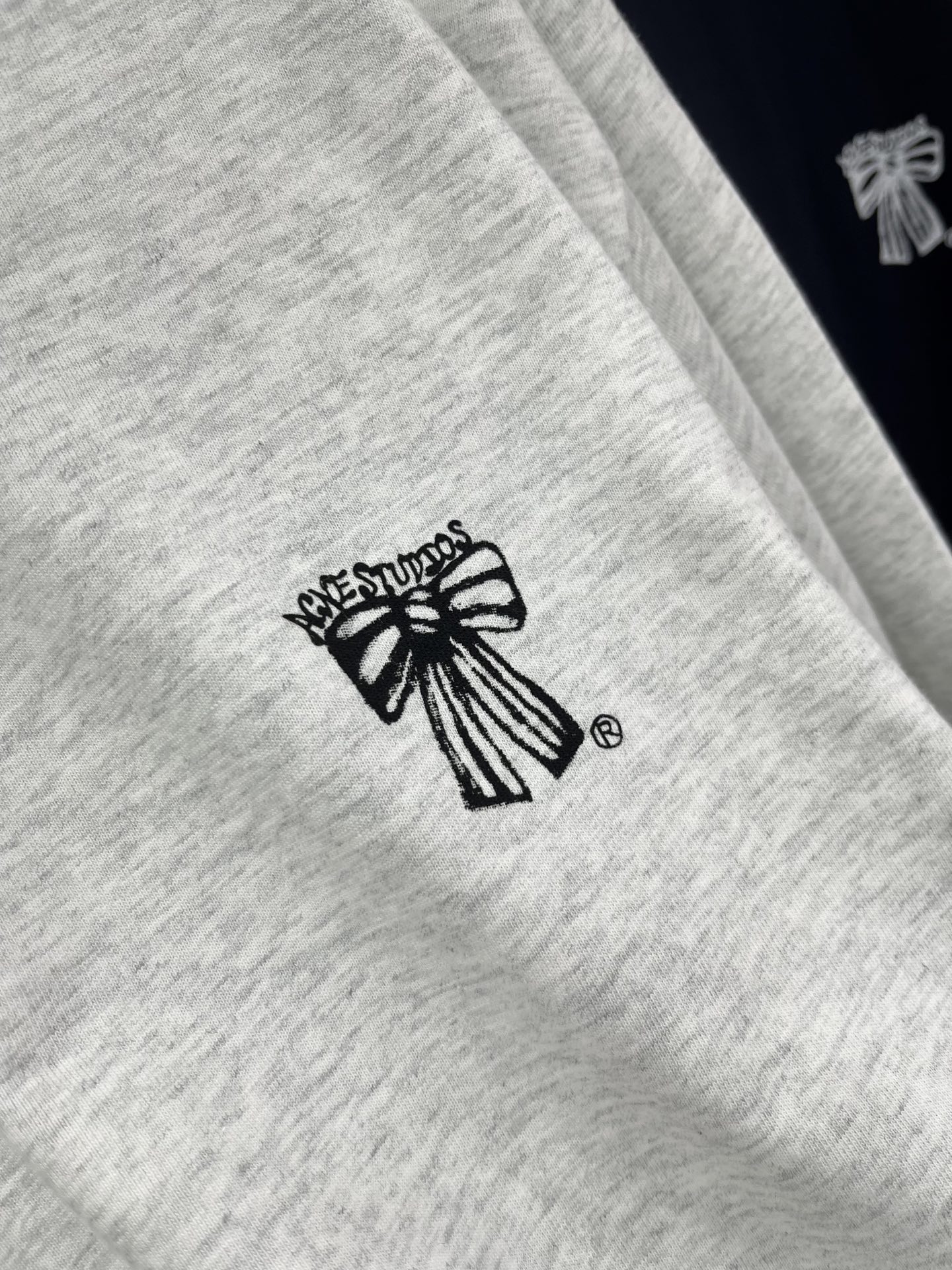 🛒𝐍𝐄𝐖 · 𝟐𝟎𝟐6/爆款现货【原版定制】𝐀𝐂𝐍𝐄 𝐒𝐓𝐔𝐃𝐈𝐎*｜26新款 蝴蝶结涂鸦字母T 美式辣